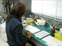 圖2 a.標本整理製作及核對標本