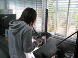 圖3 b.數位相機、冷光燈與翻拍架等拍攝標本及採集、鑑定等採蟲籤資料