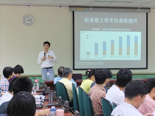 圖1、御言堂劉嘉凱總經理介紹全世界如何藉由開放資料交流與應用來提升農民的收入與產值現況