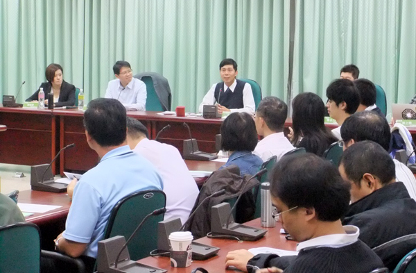 圖1、農委會資訊中心潘主任國才與講者們一起與與會人員進行交流分享 圖1、農委會資訊中心潘主任國才與講者們一起與與會人員進行交流分享