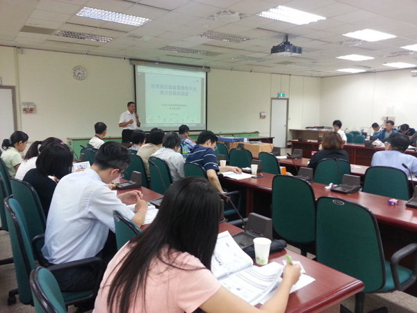 第三場主題邀請國立台灣大學地理環境資源學系朱子豪教授，以「GIS大未來-地理資訊圖資雲服務平台現況發展與展望」為主題