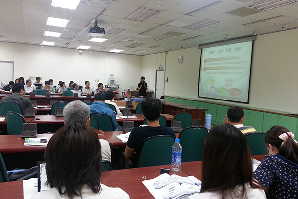 第四場主題以「GIS大未來-農業地理資訊雲端服務應用服務導向架構SOA平台之介紹與應用」，由逢甲大學地理資訊系統研究中心葉美伶處長主講