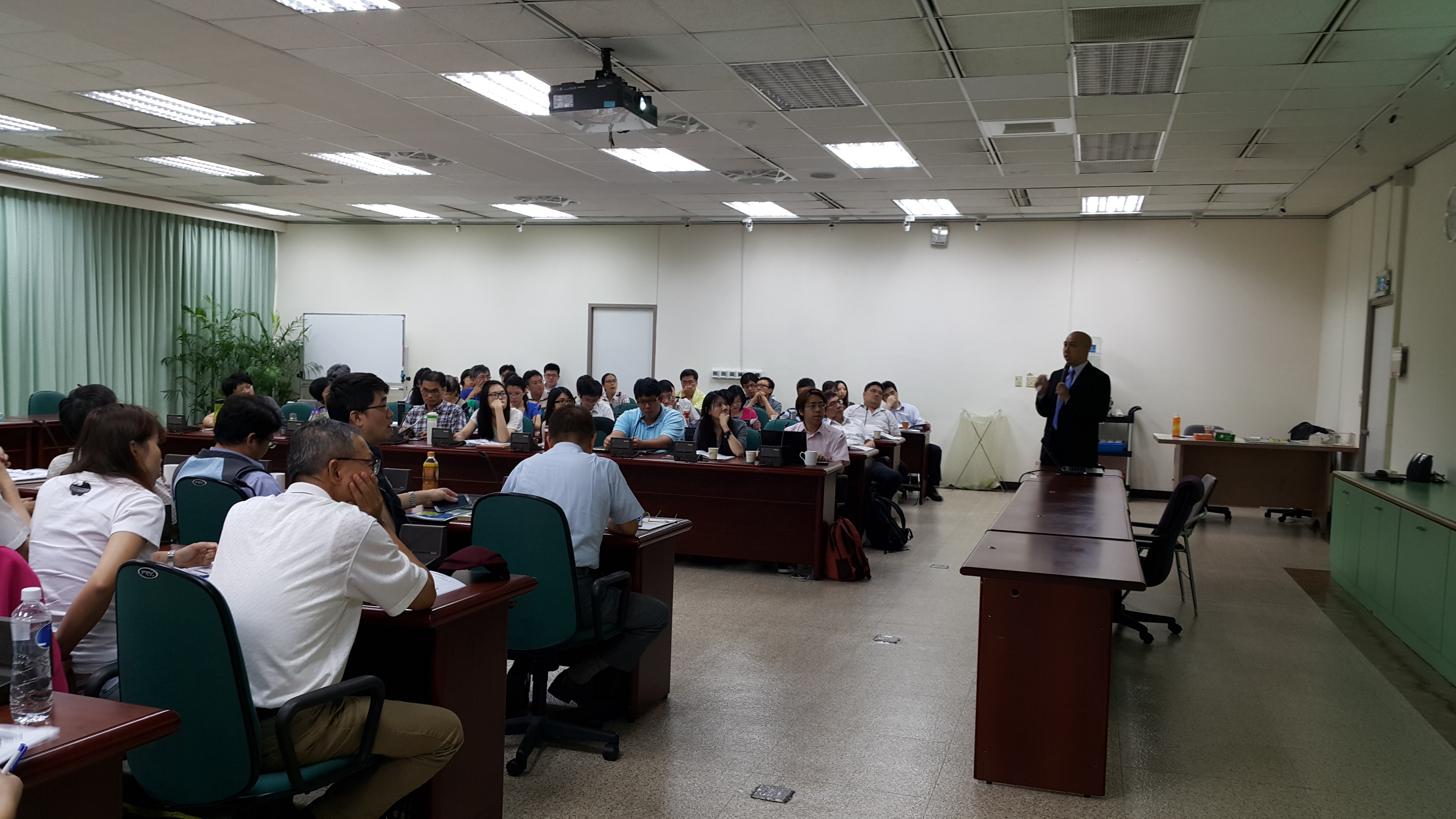 圖4、農委會資訊中心進行「國外農業資通訊創新技術應用案例介紹」