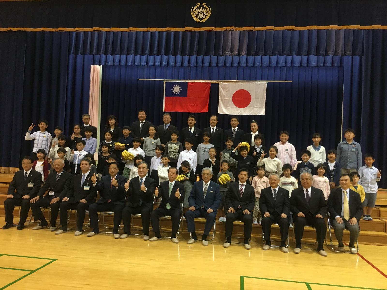 臺日雙方代表與日本學童大合照