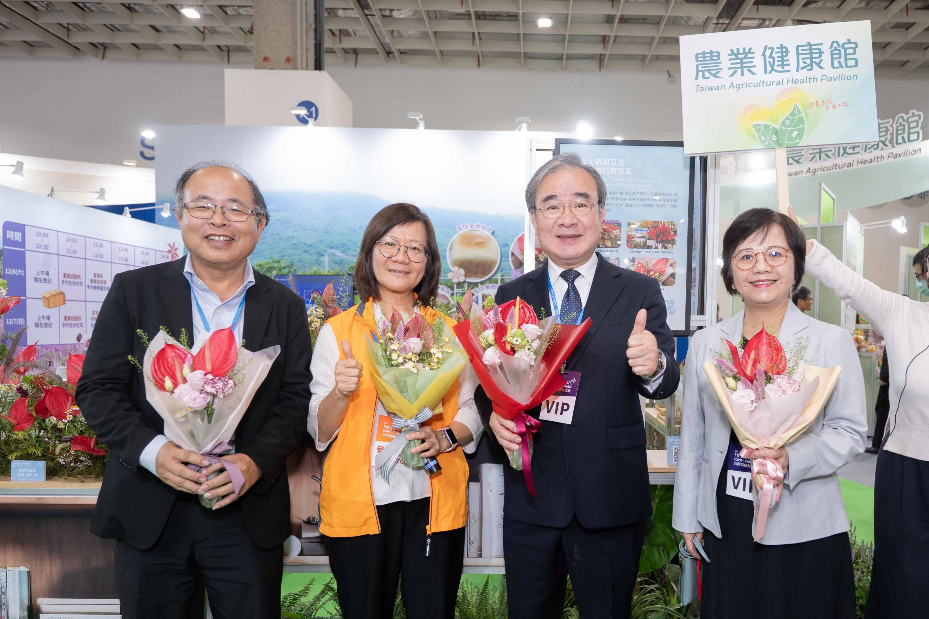 圖三胡次長忠一(右二)農業科技司李司長紅曦(右一)與高雄場同仁及火鶴花束合影