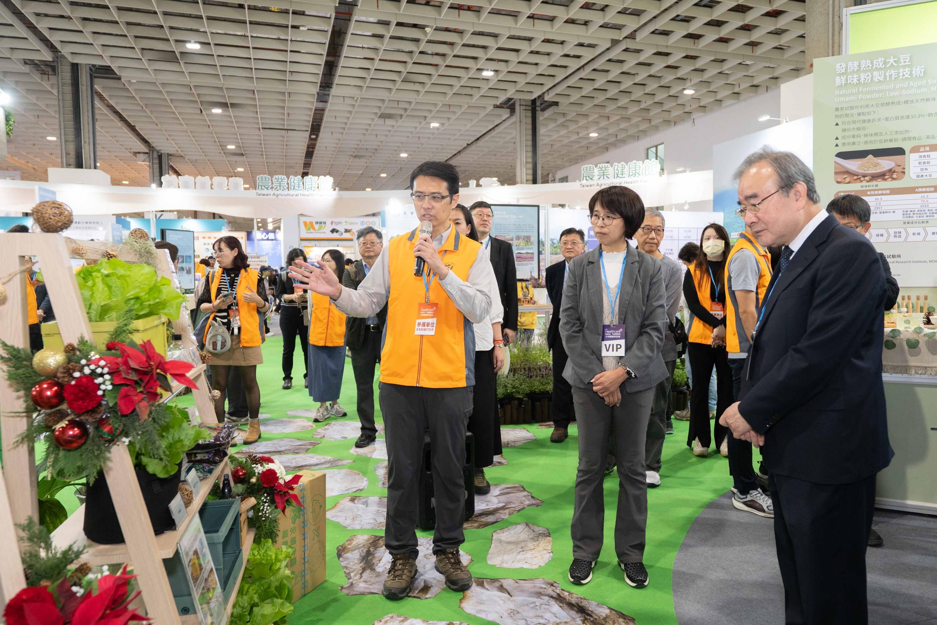 圖四胡次長忠一(左二)聽取桃園場都市種菜技術解說