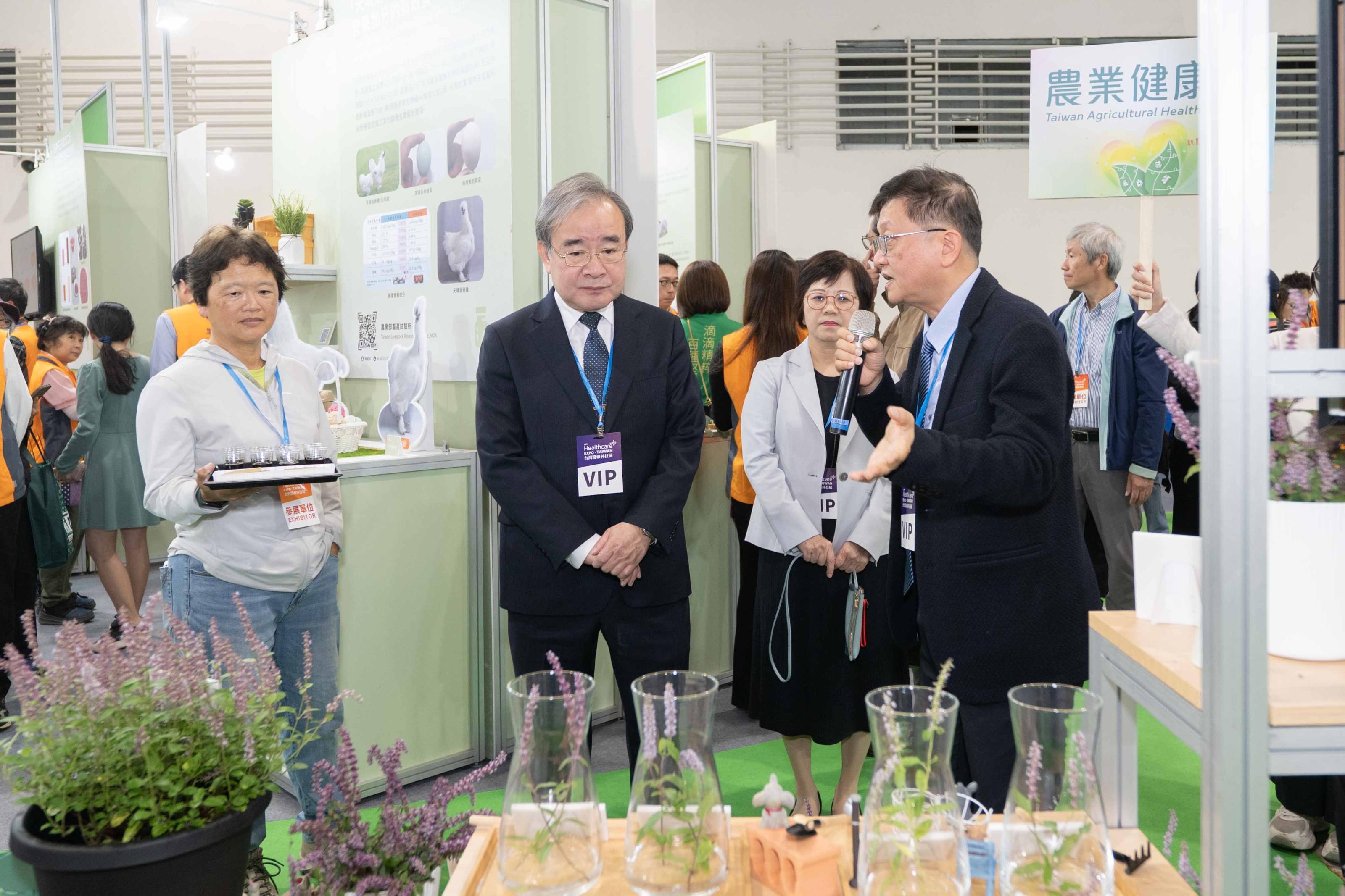 圖二胡次長忠一（左二）聽取花蓮場仙草新品種解說