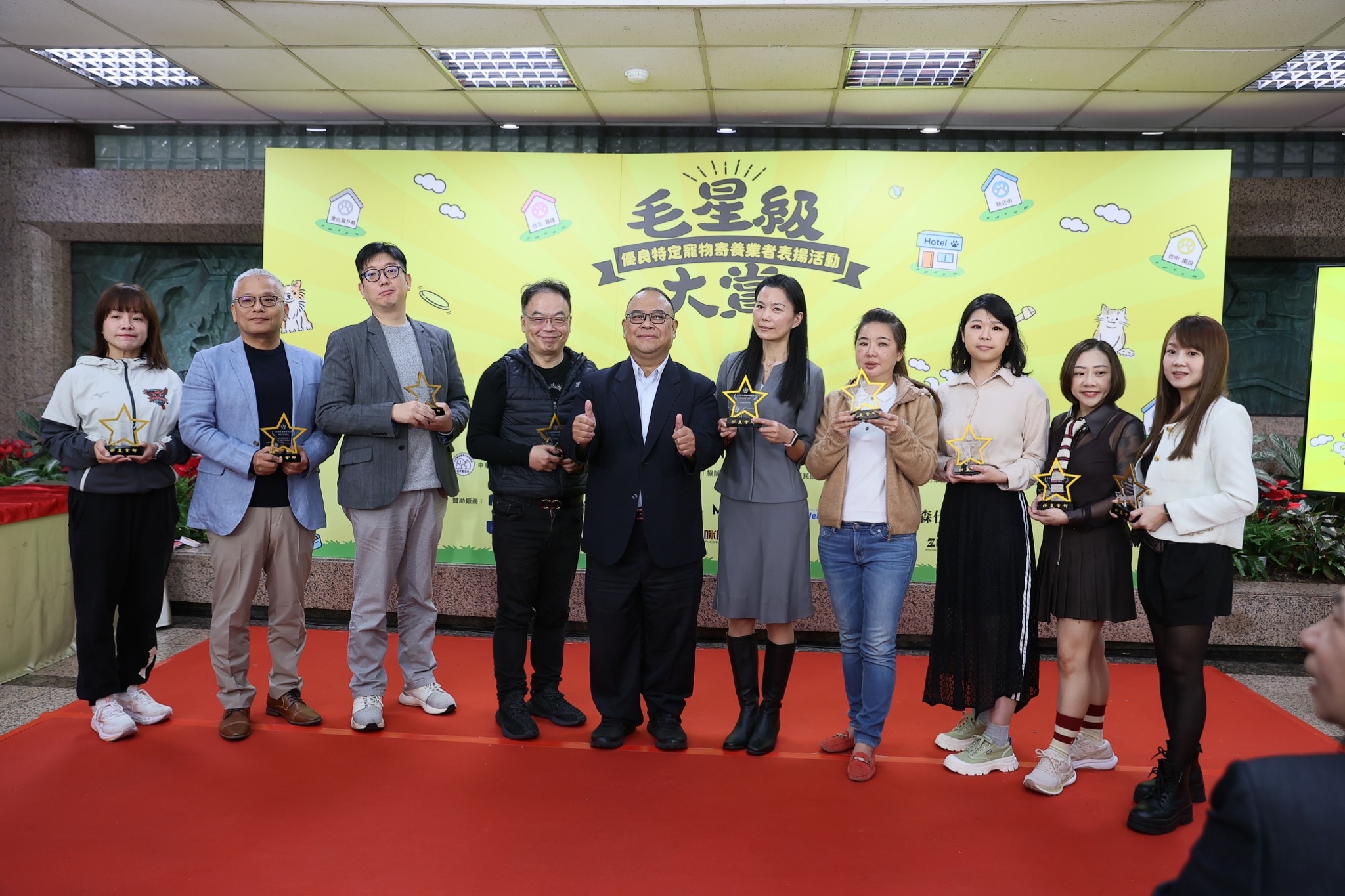 圖1_農業部動物保護司江文全司長頒獎後與得獎店家合照