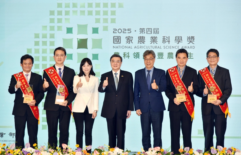 圖3-行政院卓榮泰院長、農業部陳駿季部長及行政院發言人李慧芝與2025國家農業科學獎傑出得獎團隊代表共同合影