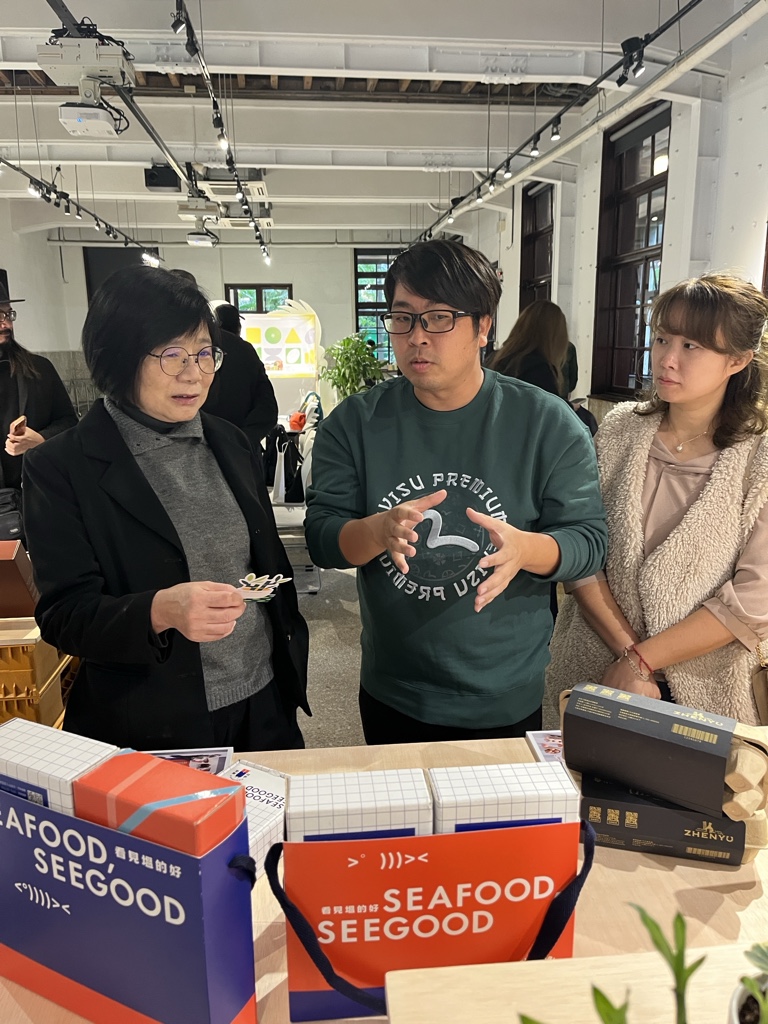 照片2_受輔導業者向司長分享參與計畫過程與成果