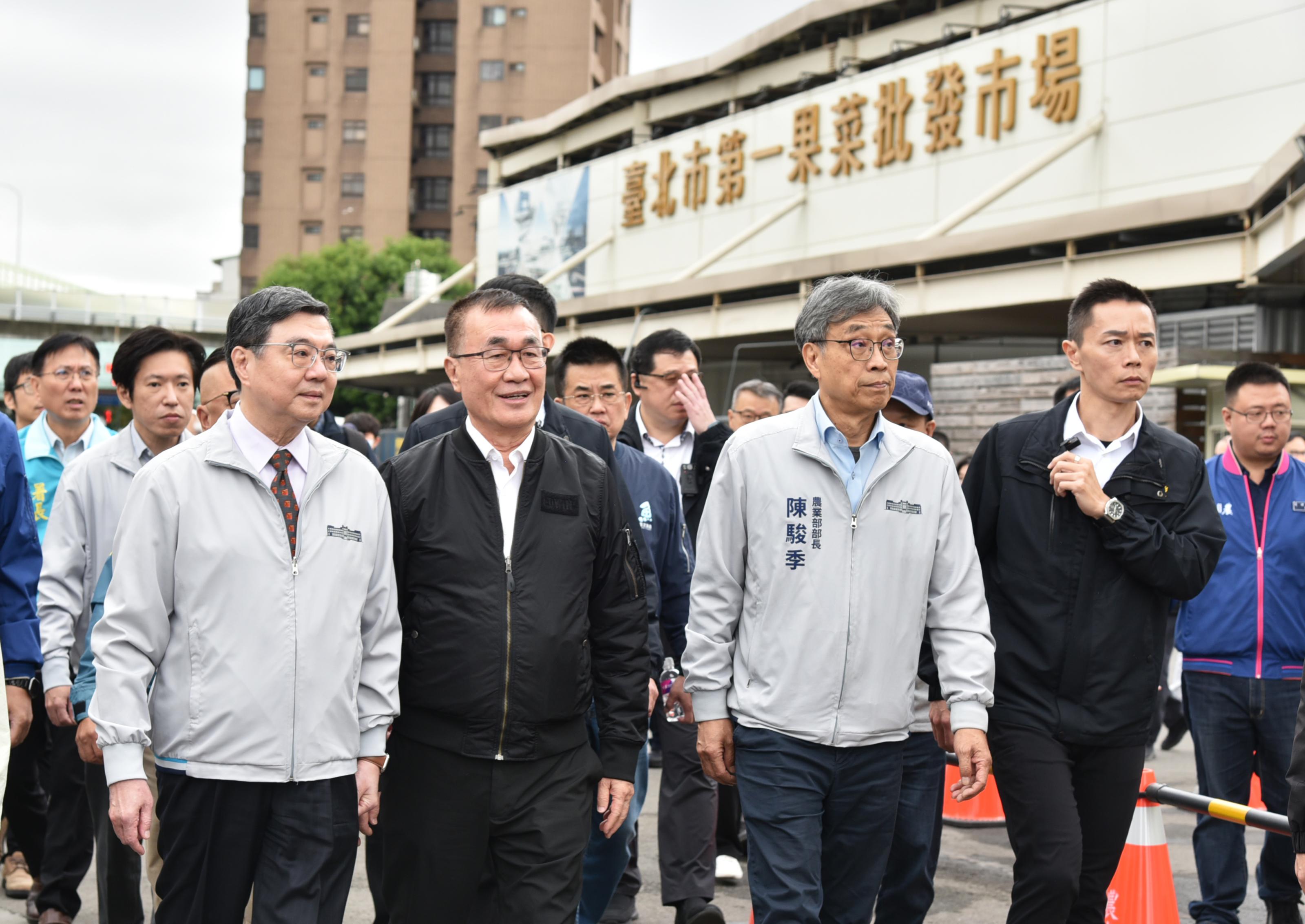 圖2_行政院卓榮泰院長在農業部陳駿季部長等人陪同下,赴臺北市第一果菜批發市場視察