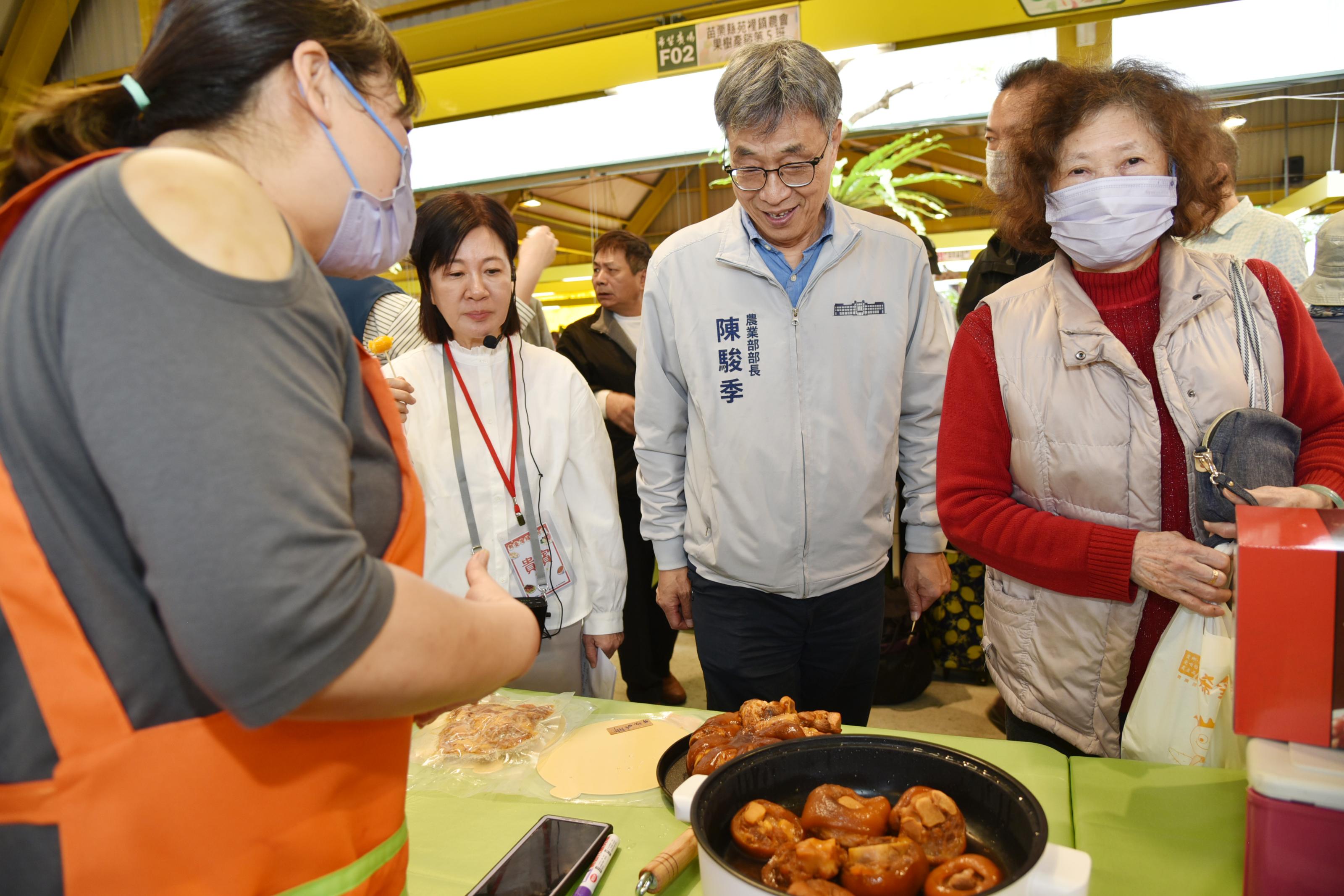 圖5_部長訪視肉品業者攤位1