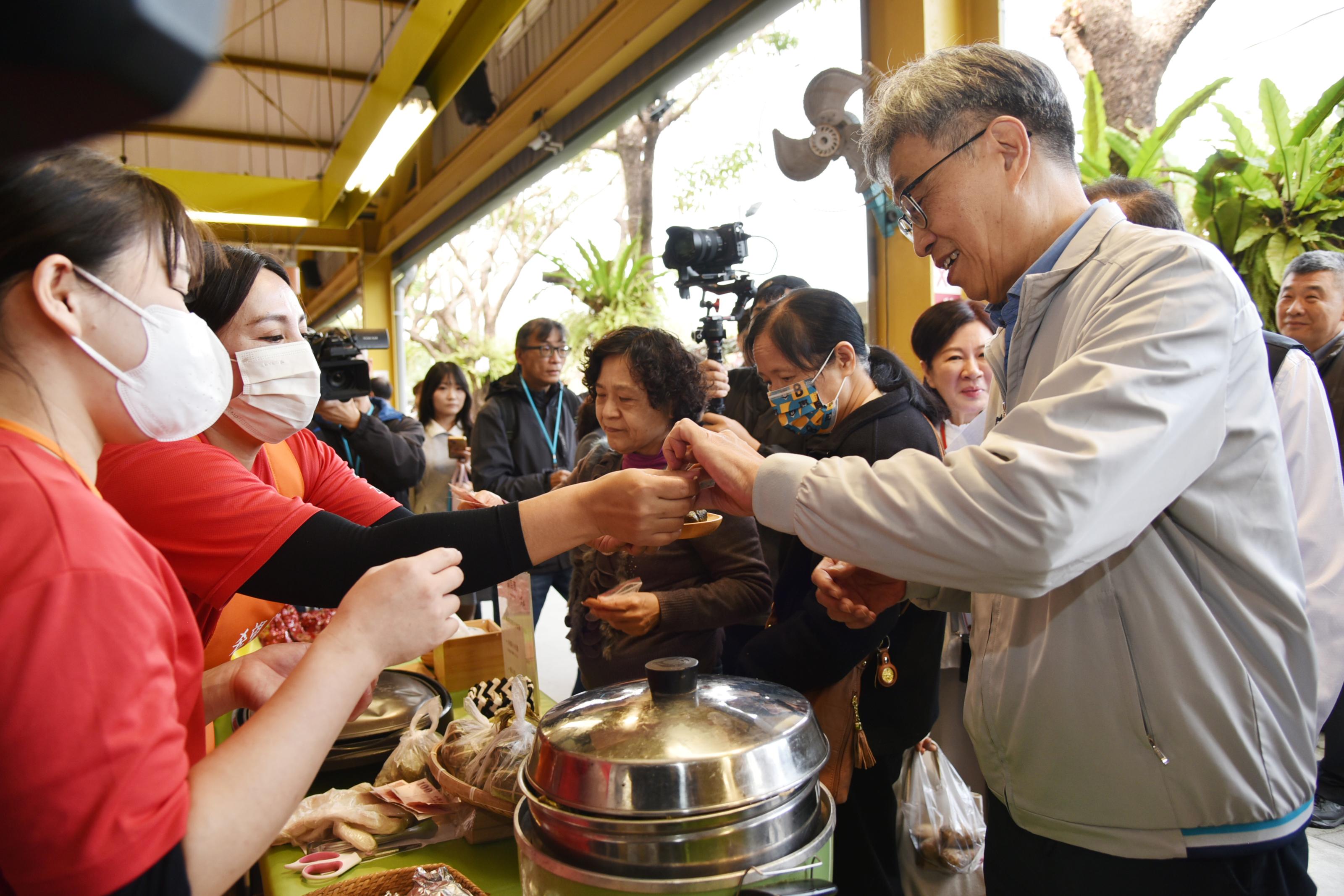 圖6_部長訪視肉品業者攤位2