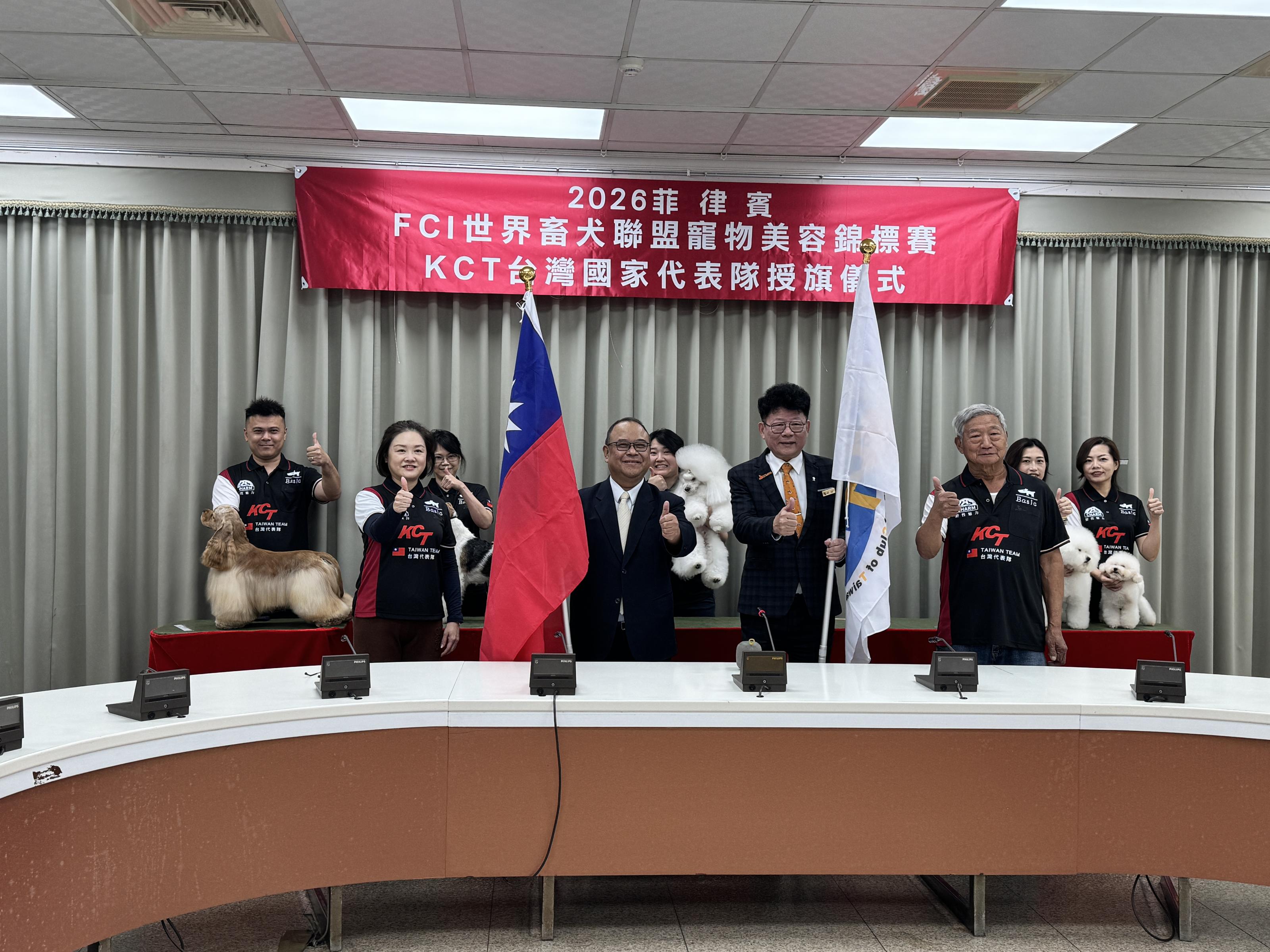 圖1_出發前農業部動物保護司江文全司長授旗鼓勵參賽選手