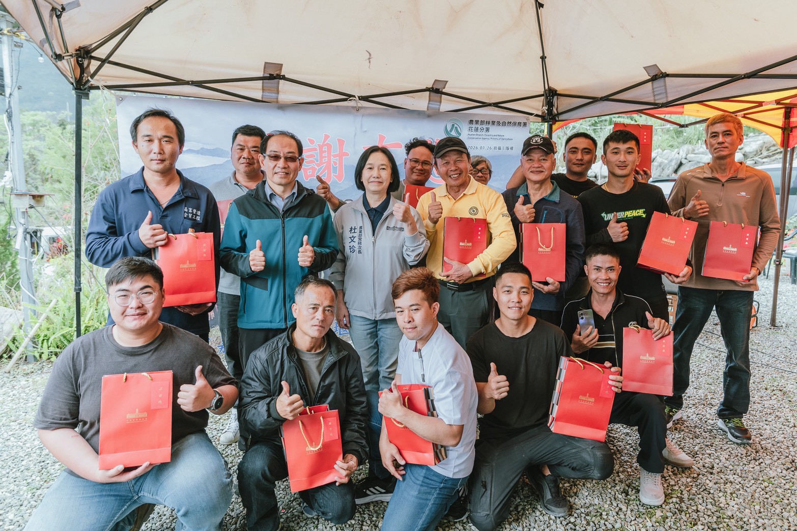 圖1馬太鞍堰塞湖降挖工程現地視察致贈禮品