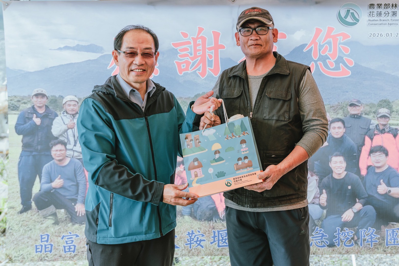 圖5廖一光副署長現地視察馬太鞍堰塞湖降挖工程代為致贈禮品