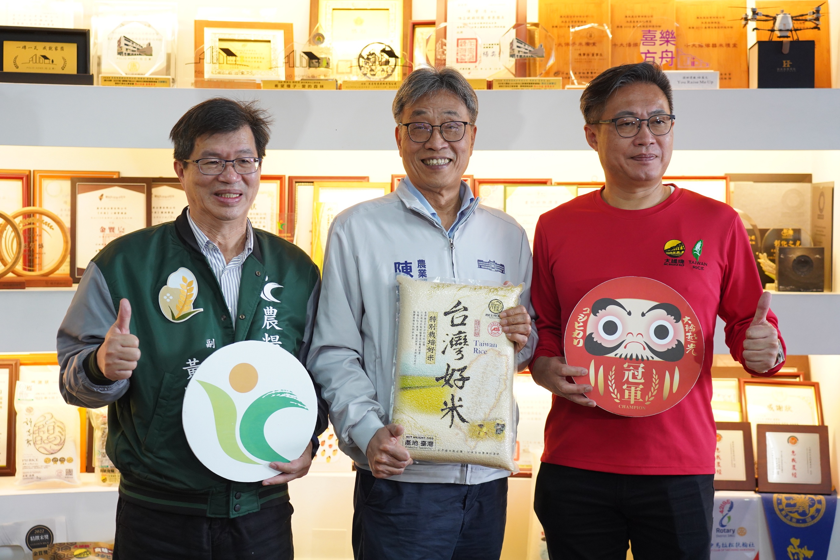 陳部長與稻米產銷契作集團產區業者合影