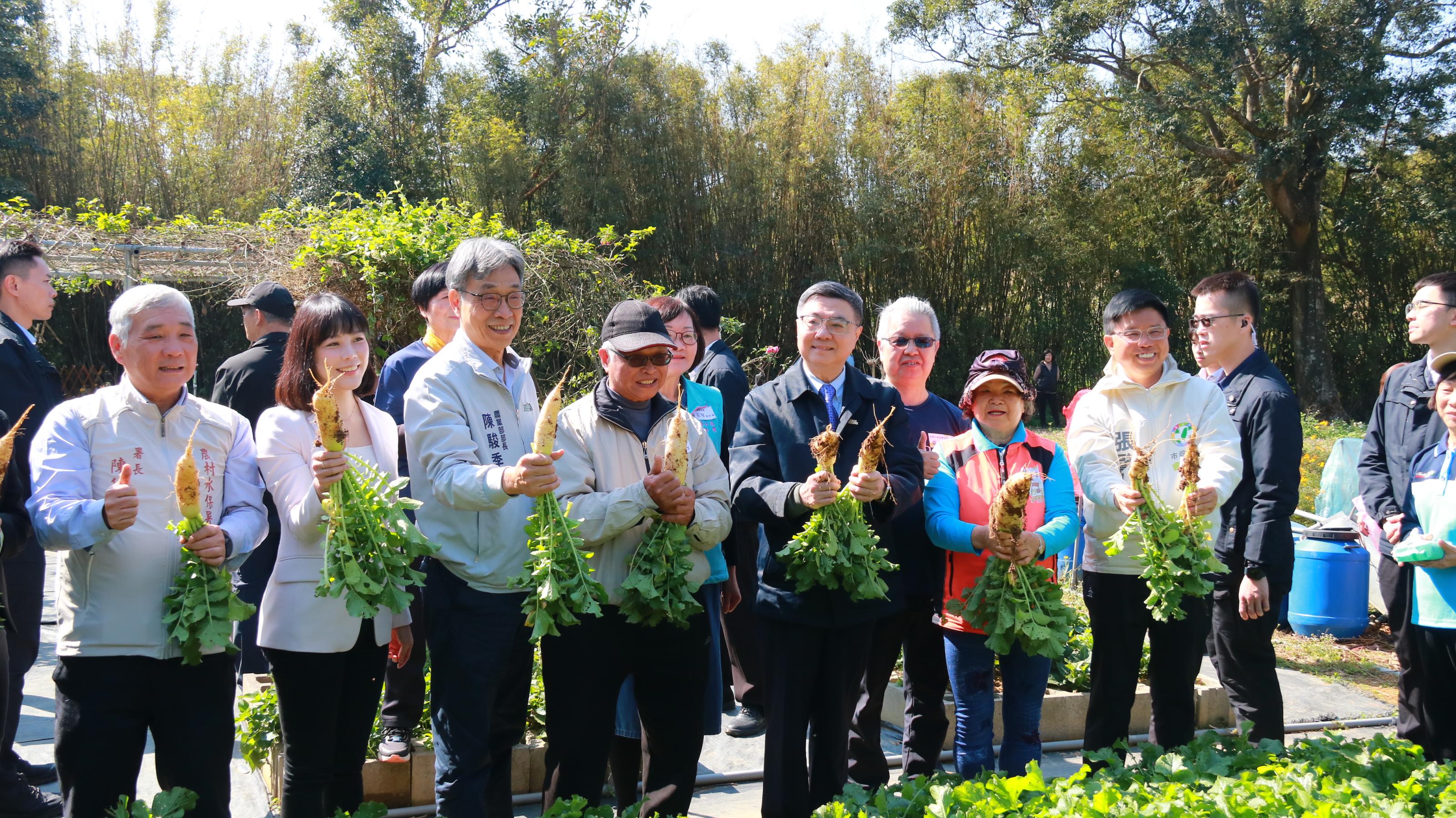 圖2行政院卓榮泰院長參觀社區綠場域，體驗拔蘿蔔活動