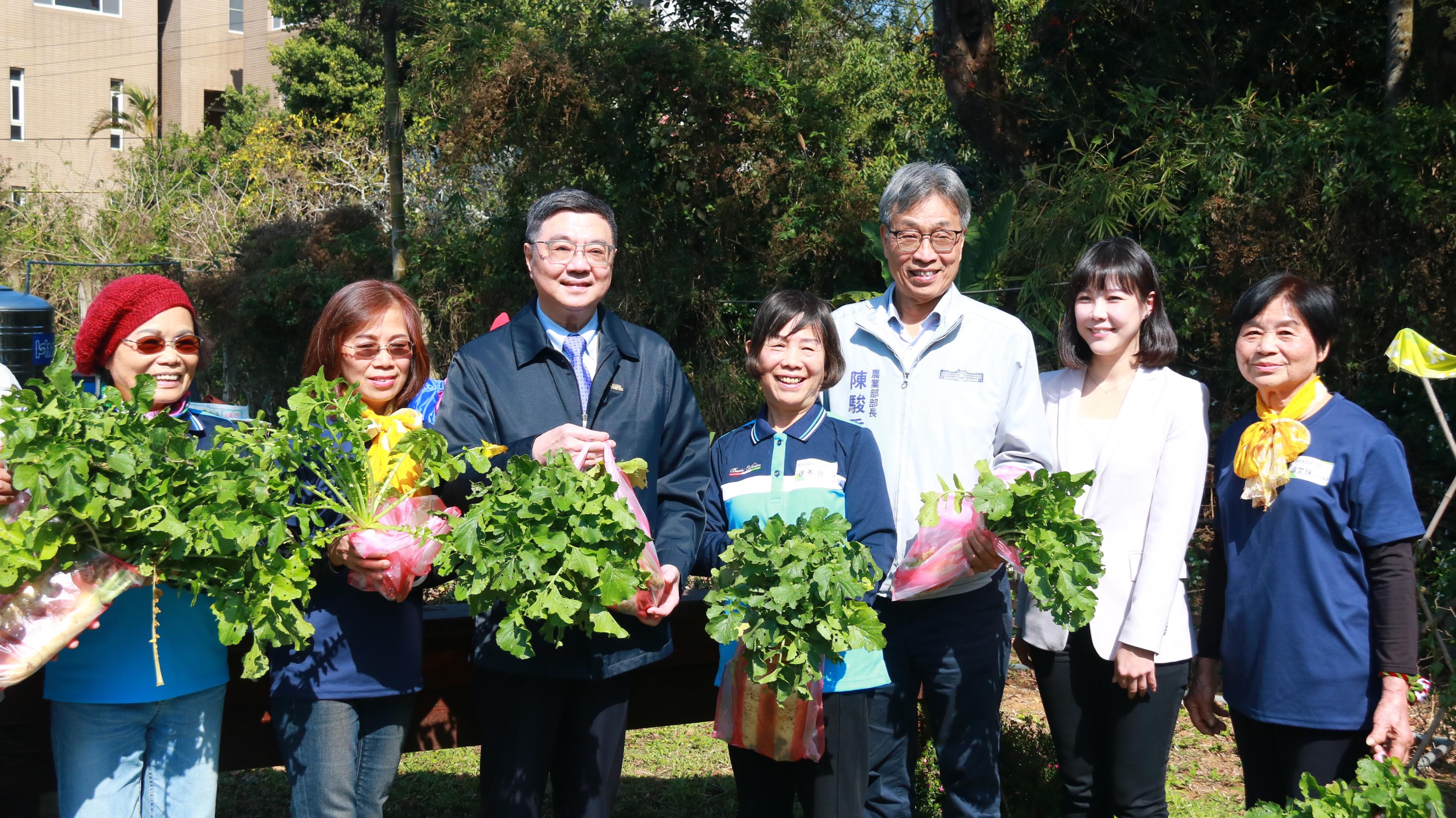 圖3與社區長者一同合影