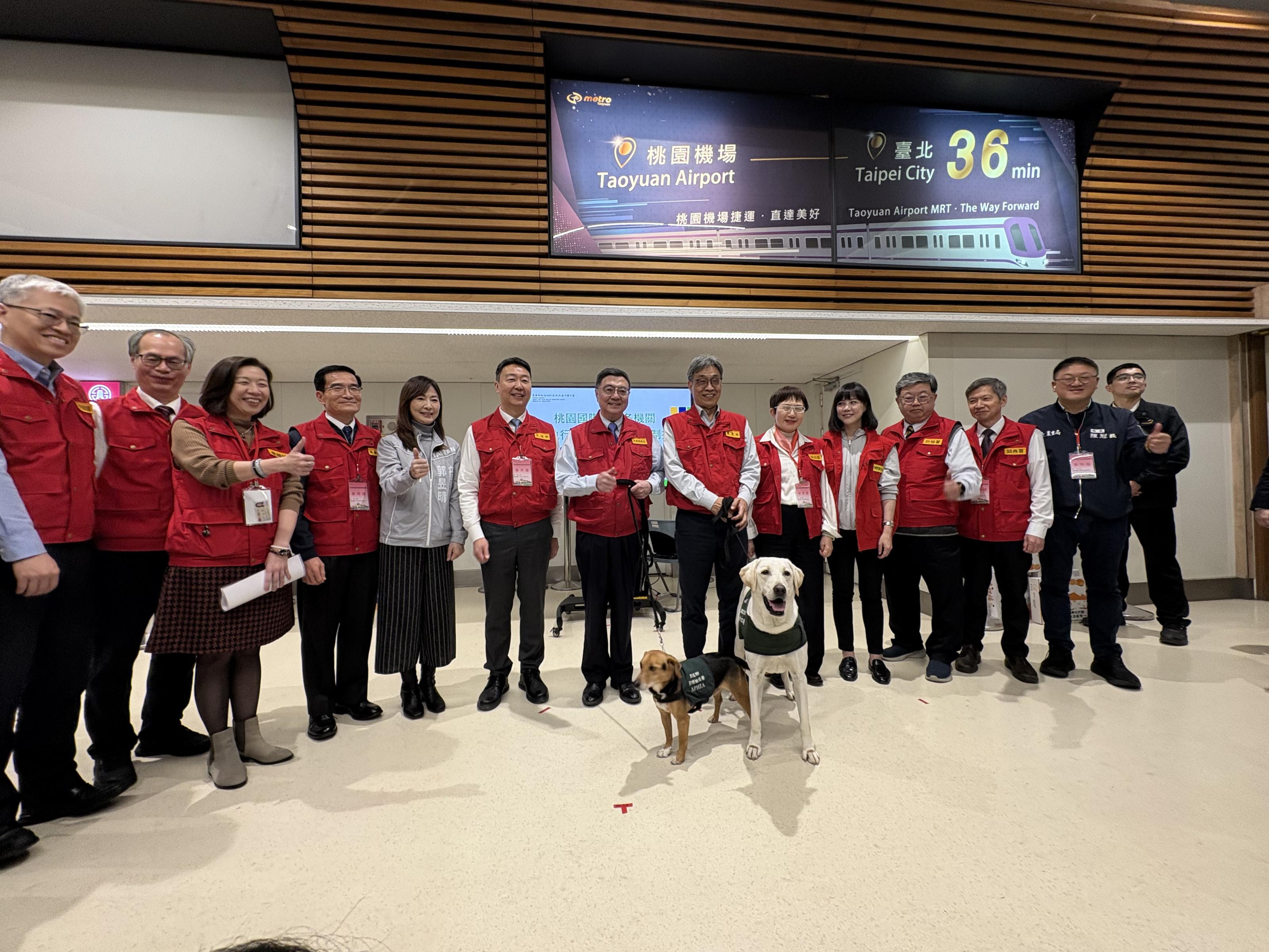 圖5_行政院長卓榮泰與機場防疫人員合影.jpg