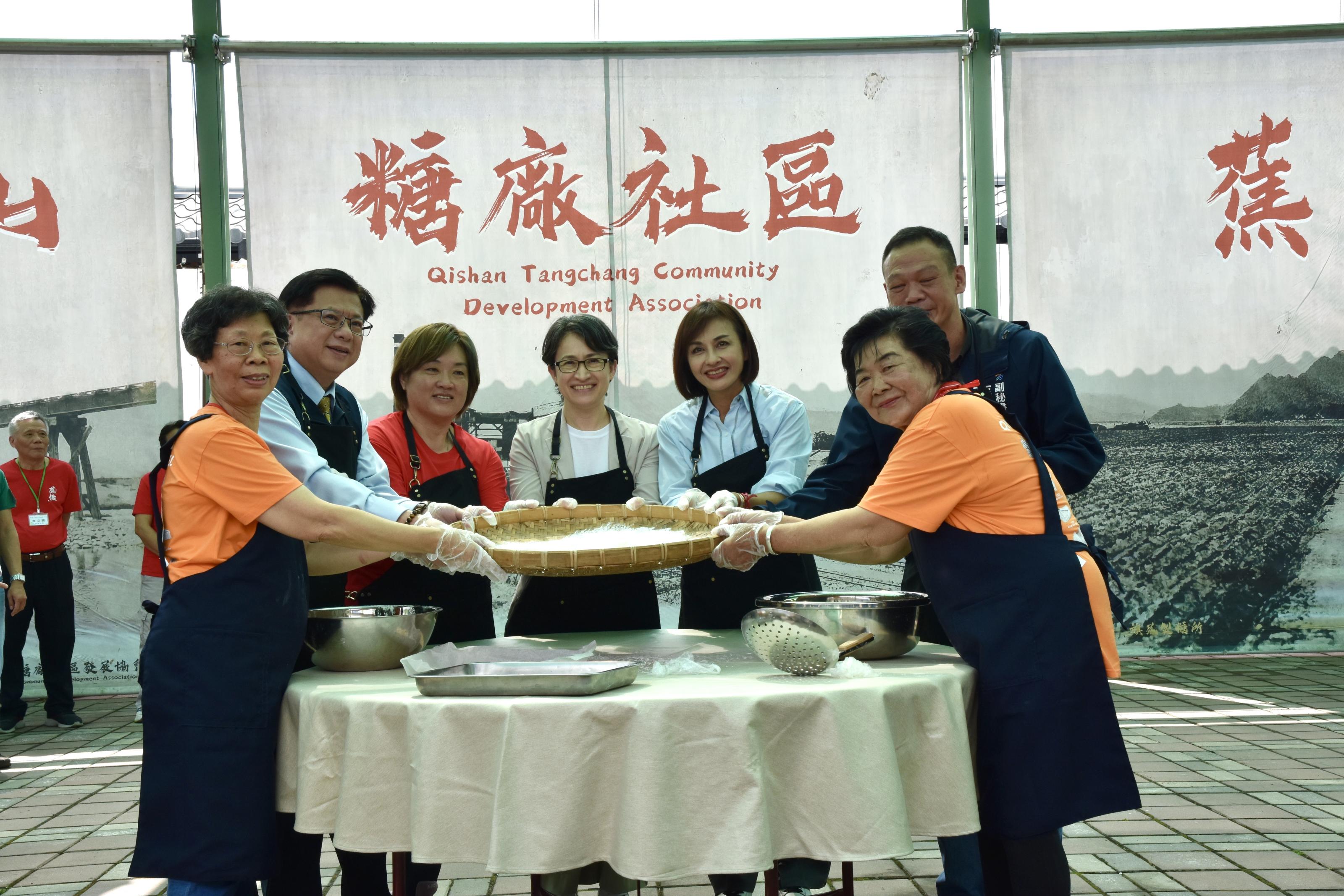 圖2-蕭副總統與社區長輩在元宵節前夕共同搖元宵，延續新年氣氛