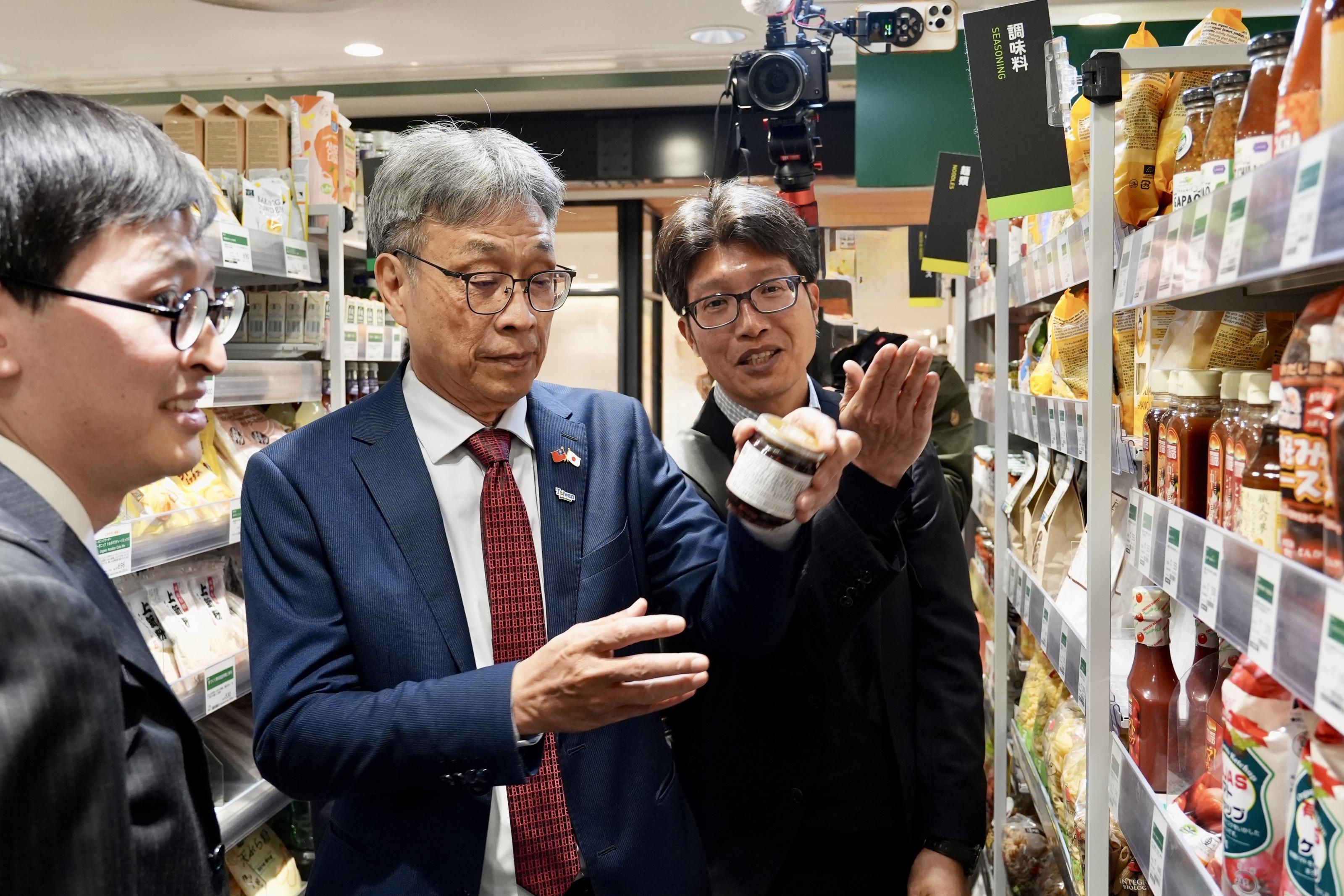 照片1_陳駿季部長參訪有機產品通路販售情形