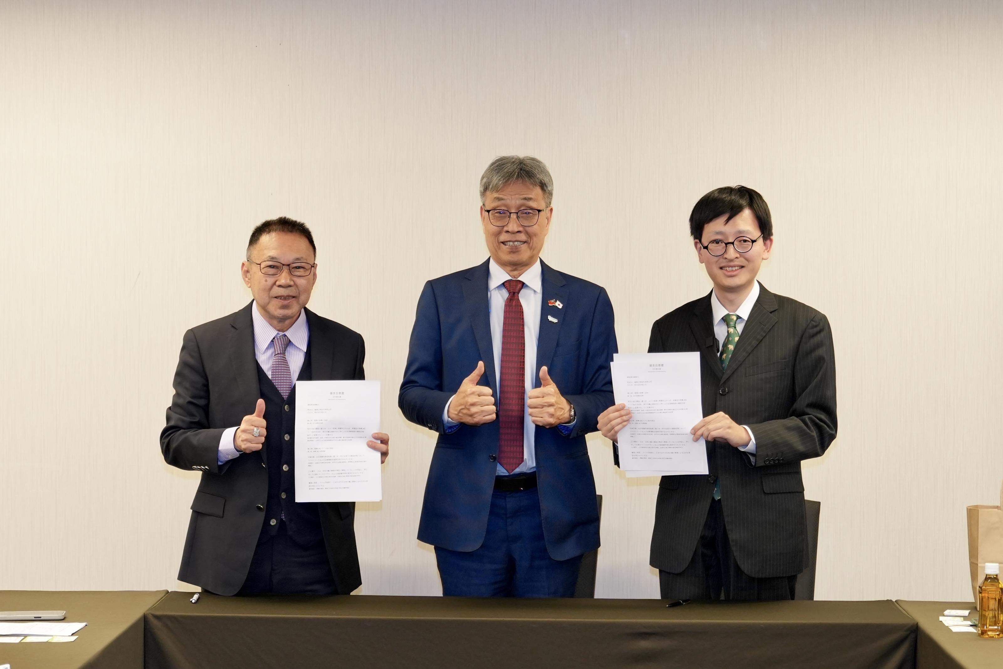 照片4_陳駿季部長見證日本株式會社風與光辻信行代表取締役社長與台灣有機醬料業者喜樂之泉公司高大堯總經理簽署有機同等性貼標授權合作備忘錄(MOU)