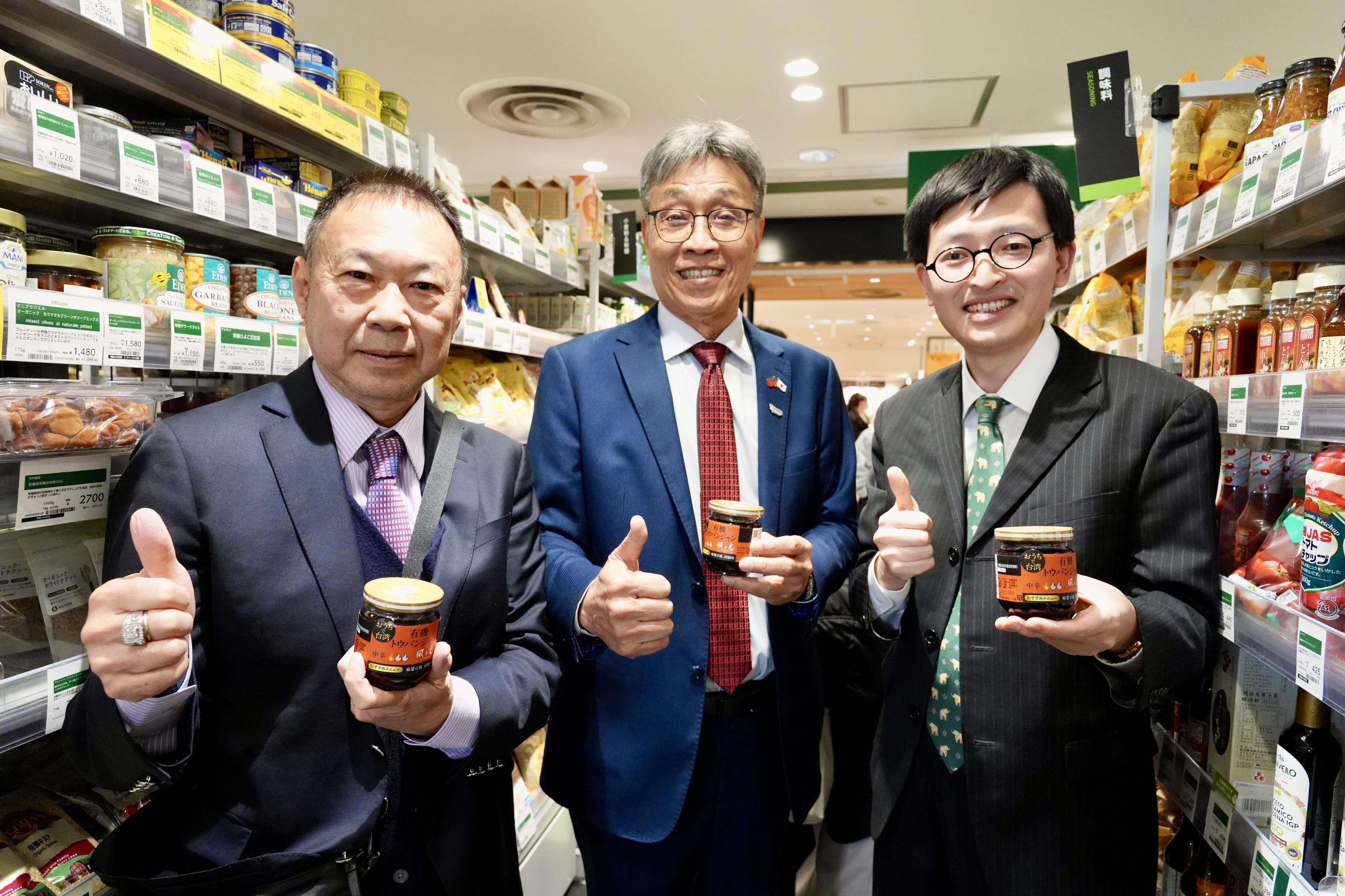 照片2_陳駿季部長、辻信行代表取締役社長與高大堯總經理共同參訪販售通路