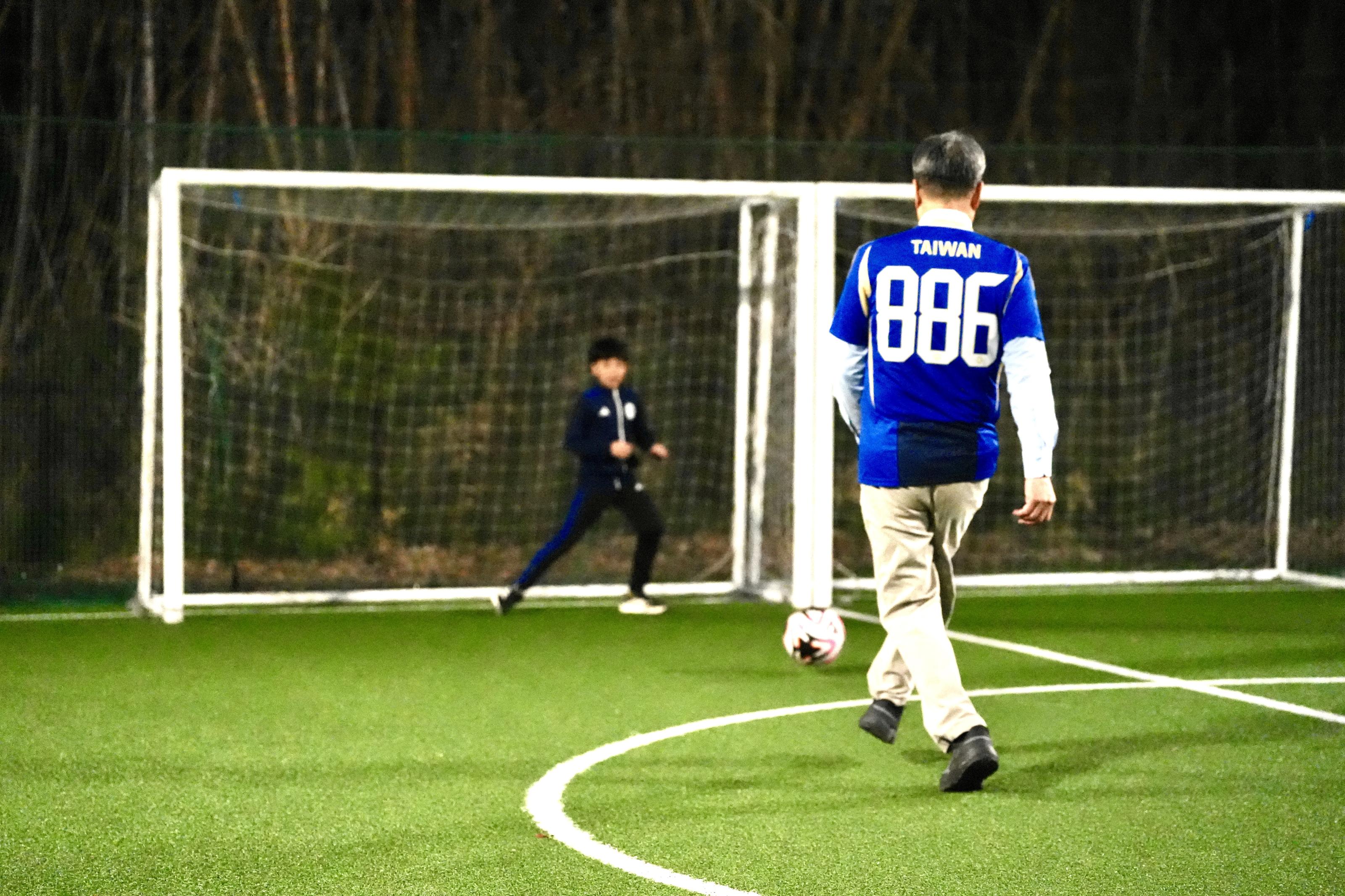 照片6_農業部陳駿季部長與町田澤維亞足球員射門互動