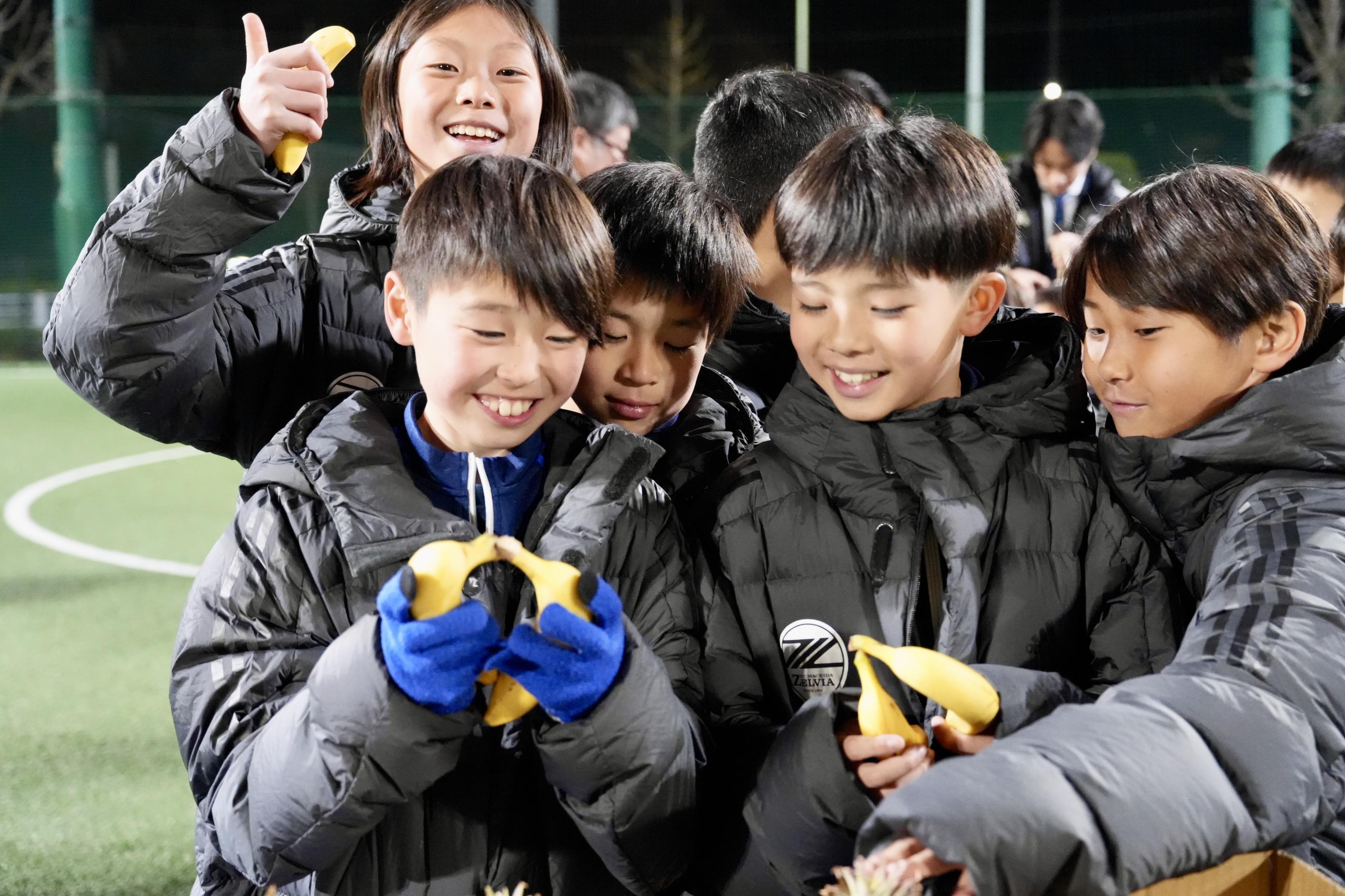 照片8_町田澤維亞足球員品嚐台灣香蕉