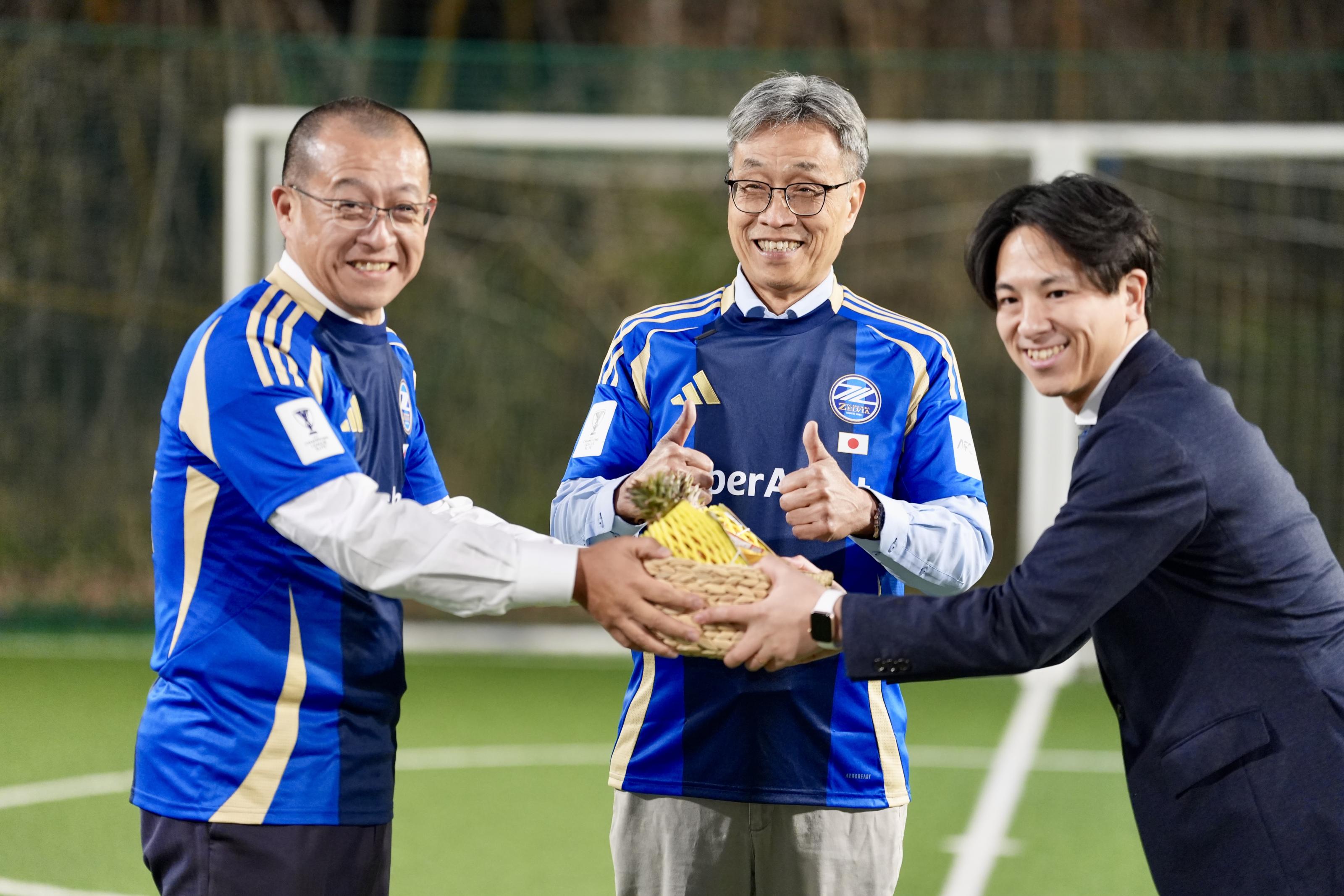 照片2_農業部陳駿季部長(中)聯合日本都樂公司青木寬社長(左)致贈水果予町田澤維亞足球俱樂部上田武藏代表(右)