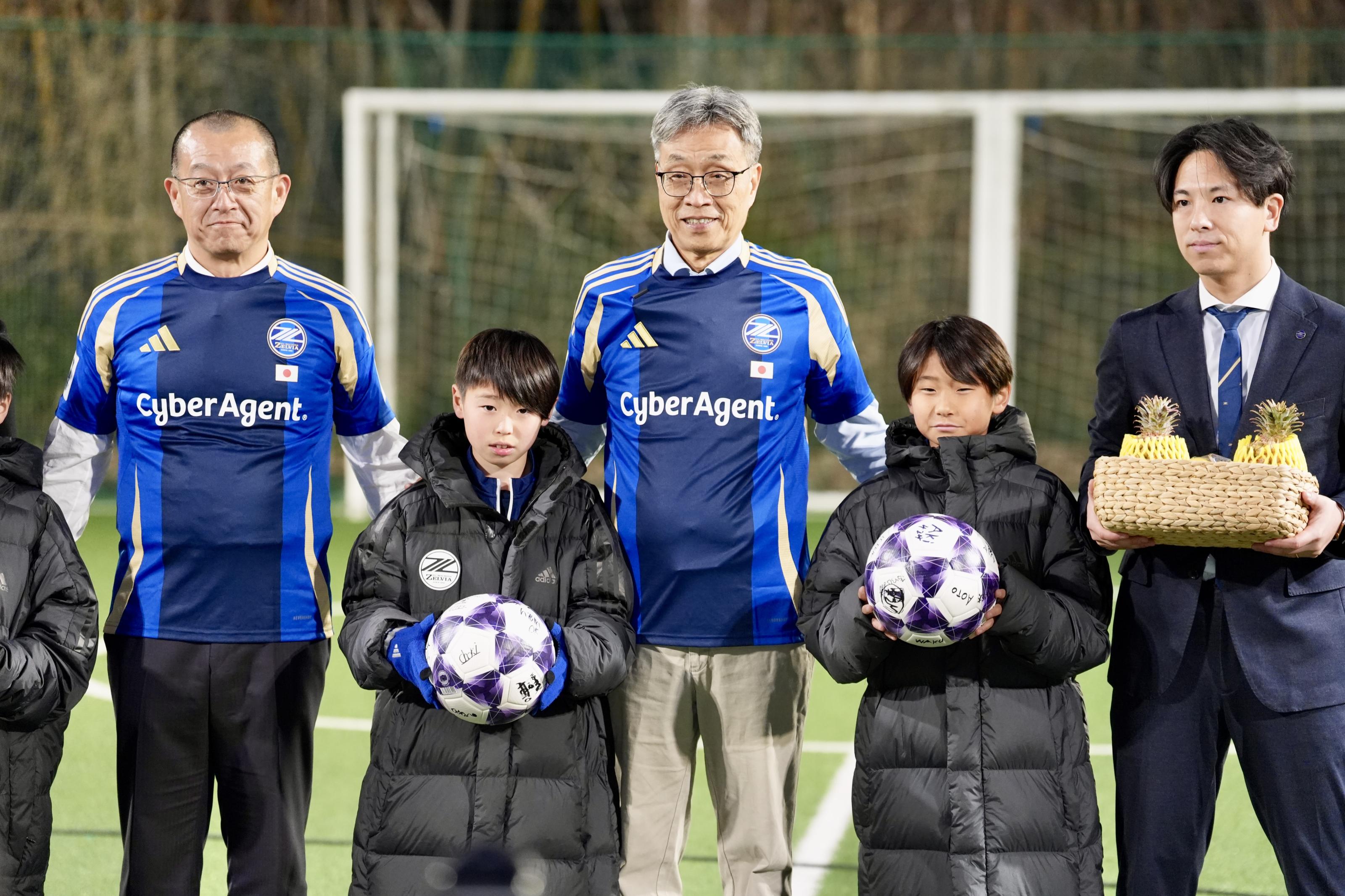 照片3_農業部陳駿季部長(左三)、日本都樂公司與町田澤維亞足球俱樂部球員代表合照