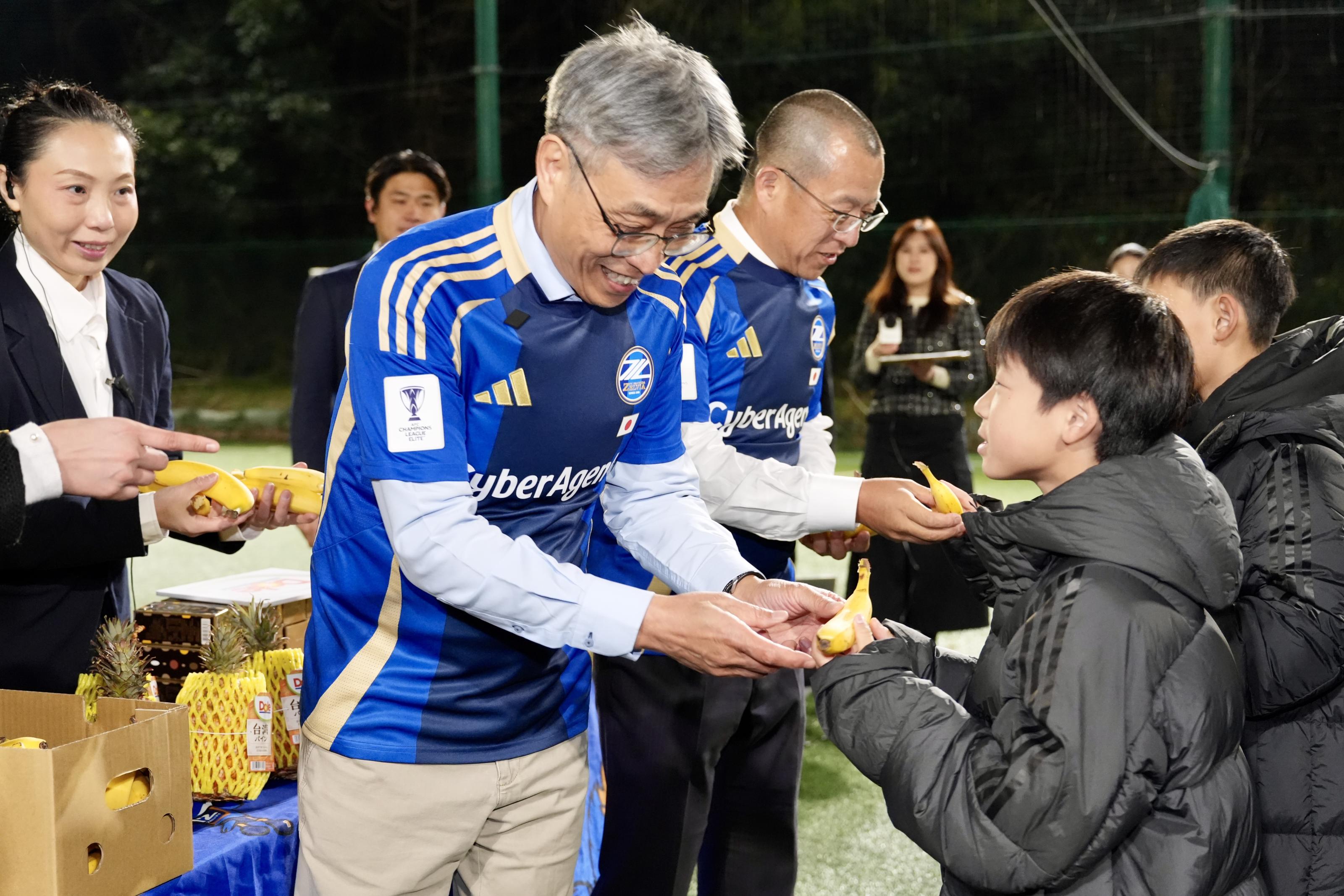 照片5_農業部陳駿季部長致贈香蕉