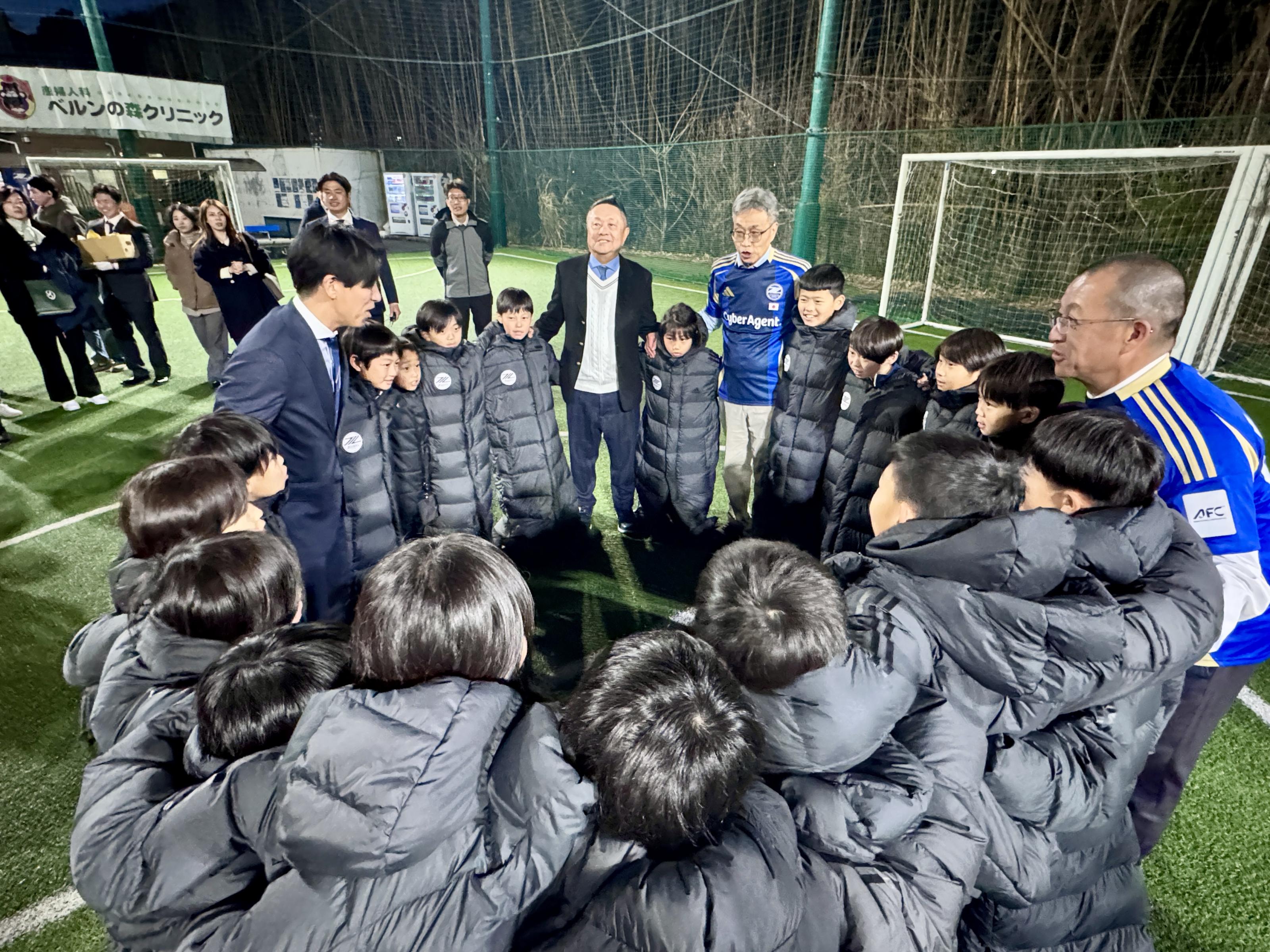 照片7_參與貴賓與球員們呼口號為台灣水果加油