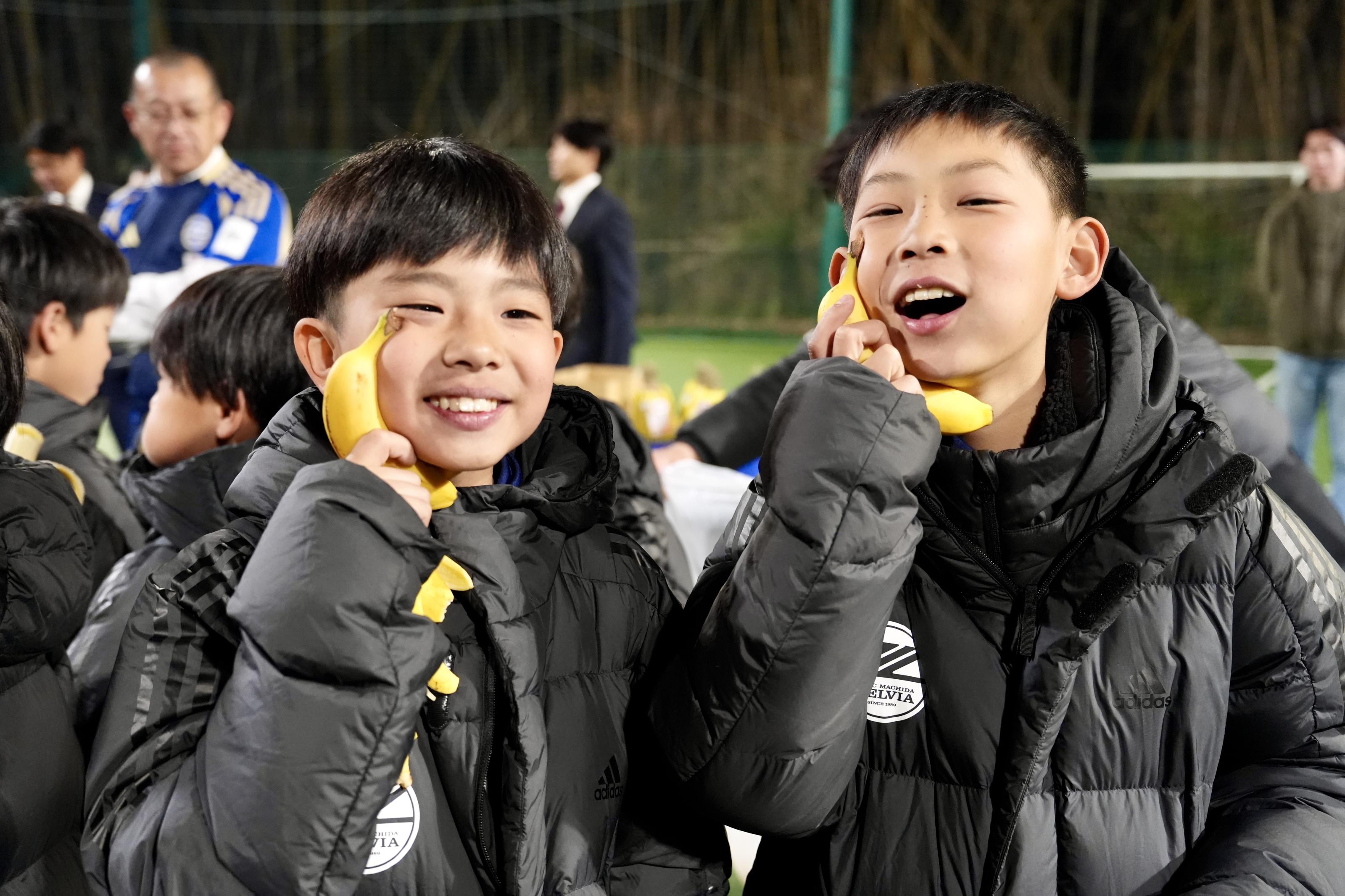 照片9_町田澤維亞足球員獲得台灣香蕉露出喜悅