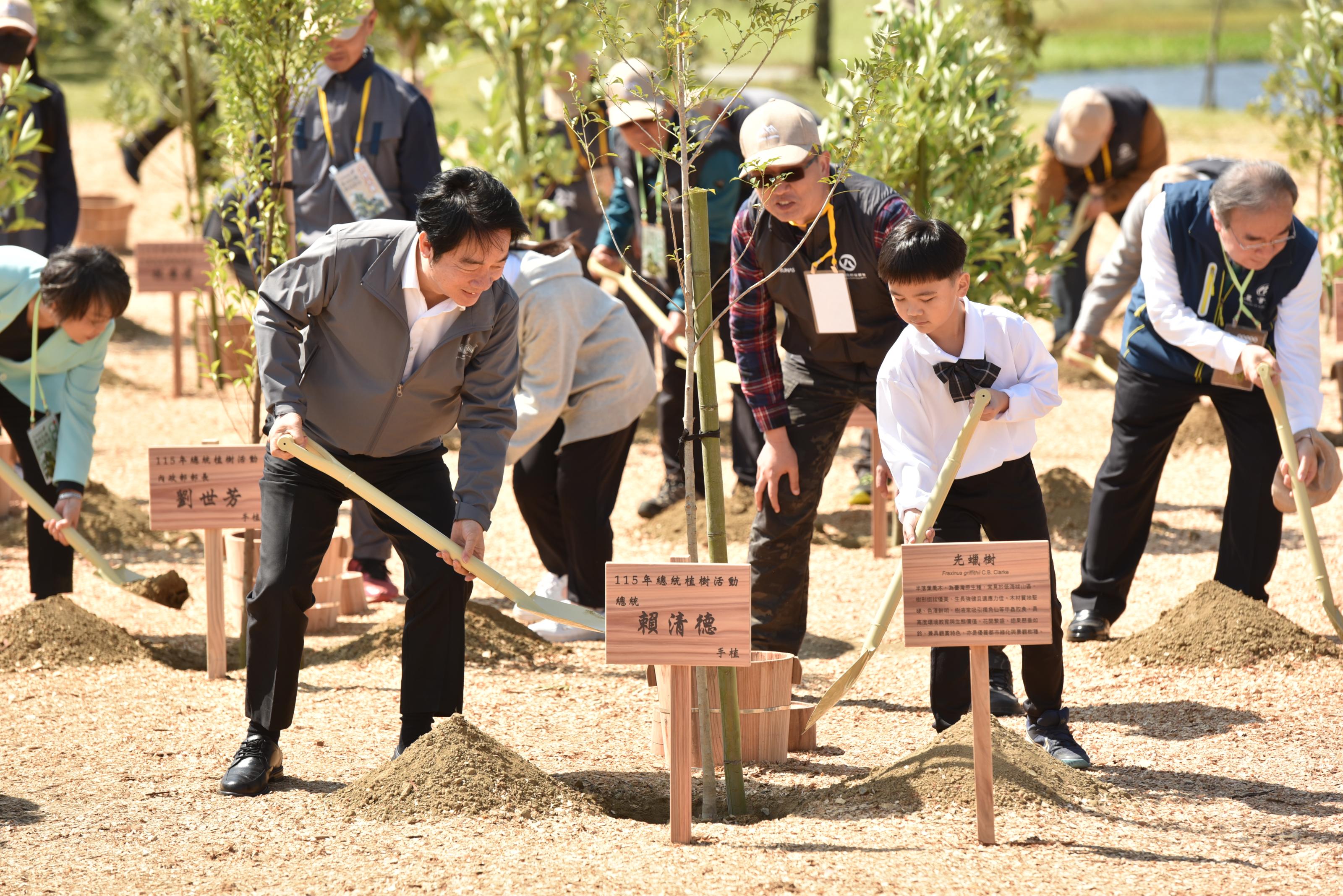 圖3賴總統與在地笨港國小彭子宸同學生一同植下光蠟樹苗木，為園區增添綠意與生機
