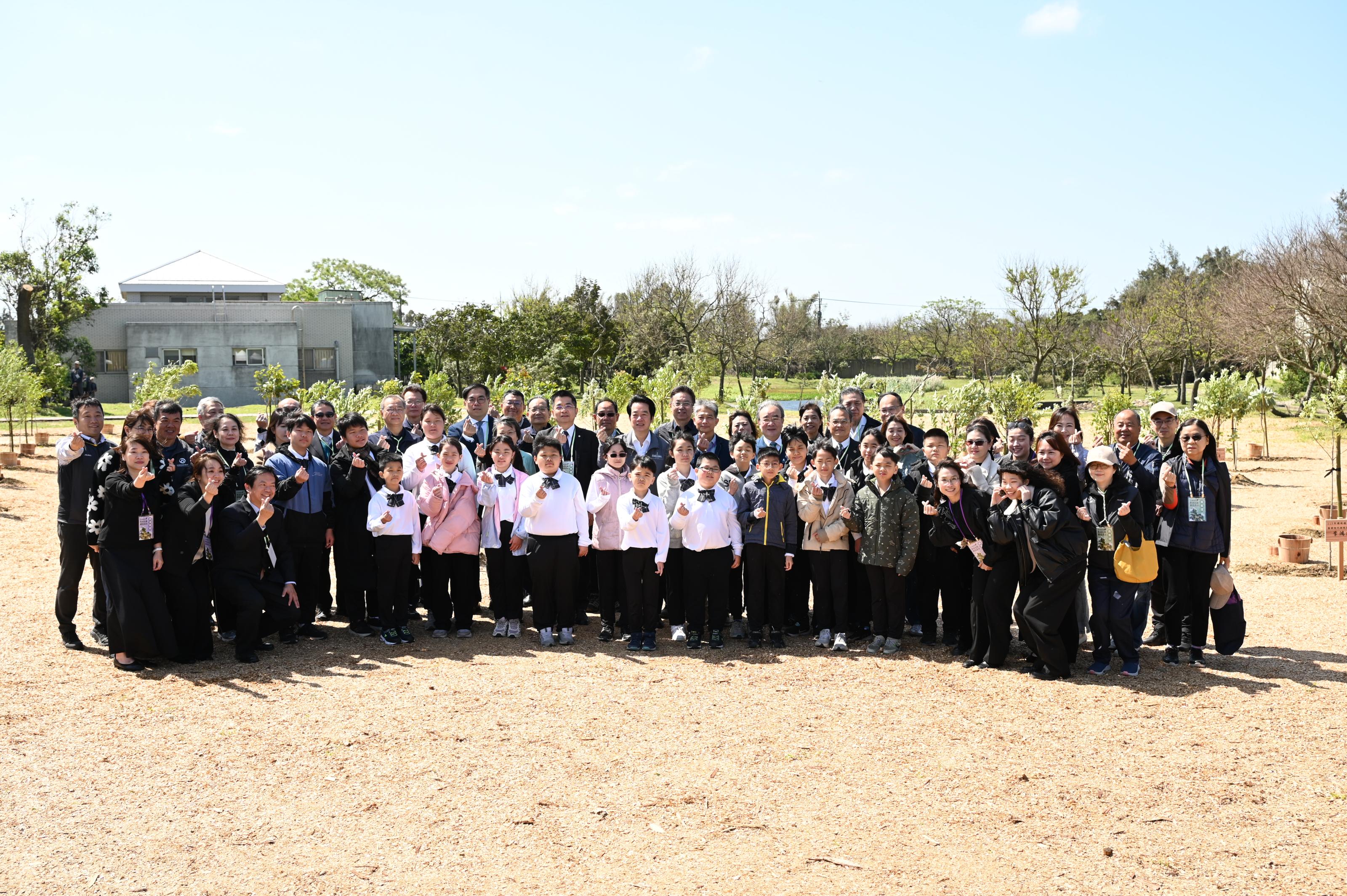 圖4賴總統與現場貴賓植樹後合影