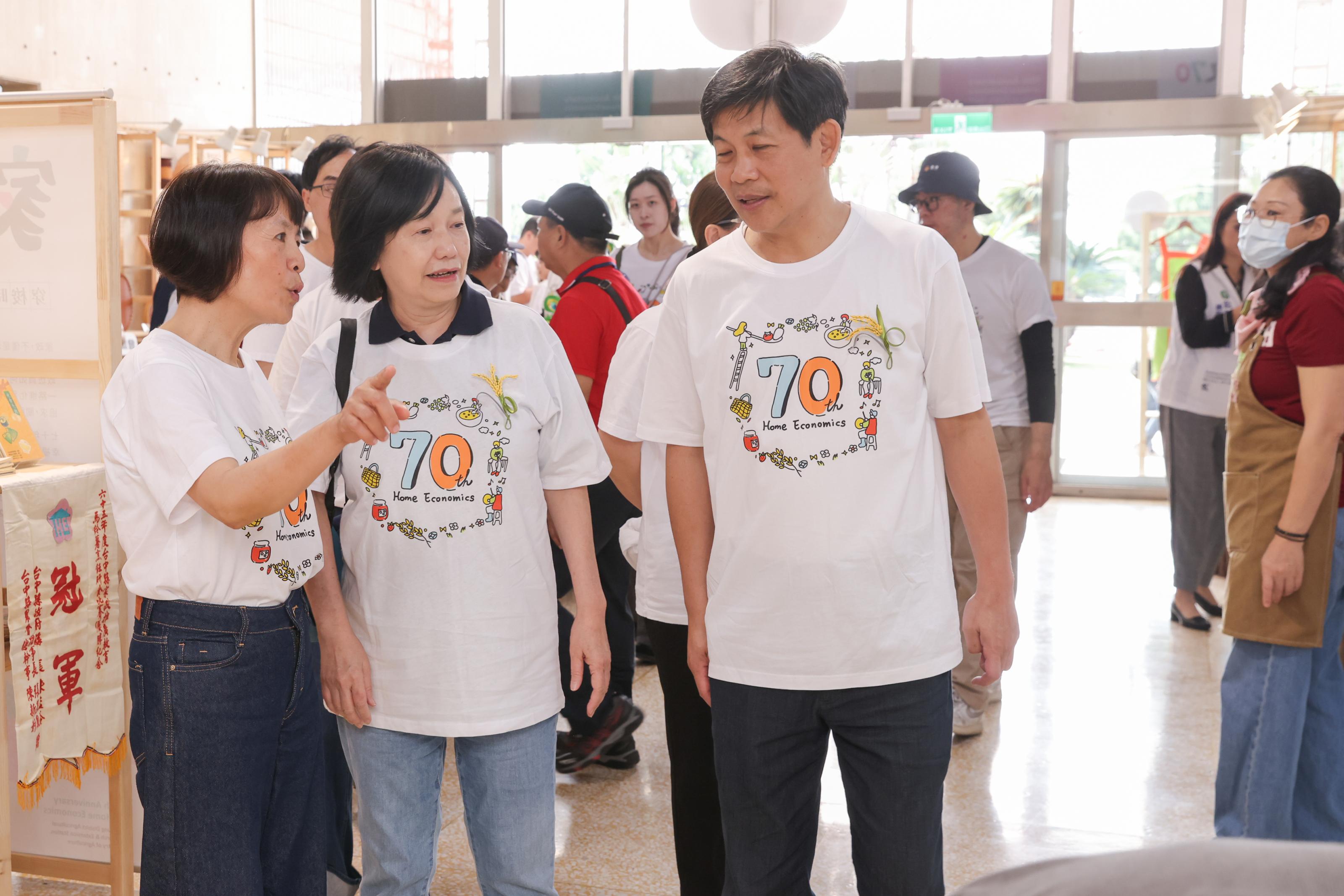 2_由臺師大林如萍教授與陳怡任司長，向杜次長說明家政推廣成果(1)