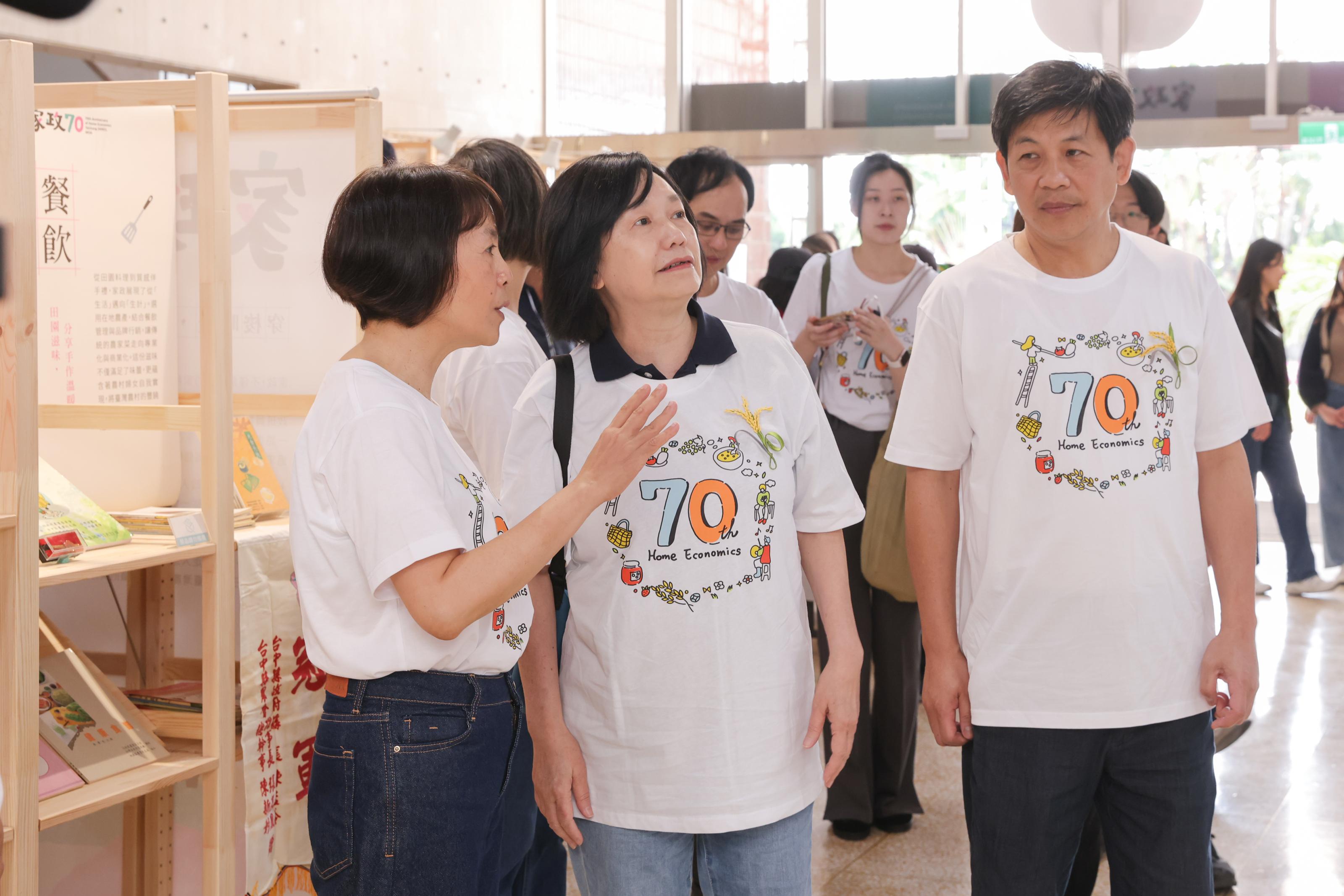 3_由臺師大林如萍教授與陳怡任司長，向杜次長說明家政推廣成果(2)