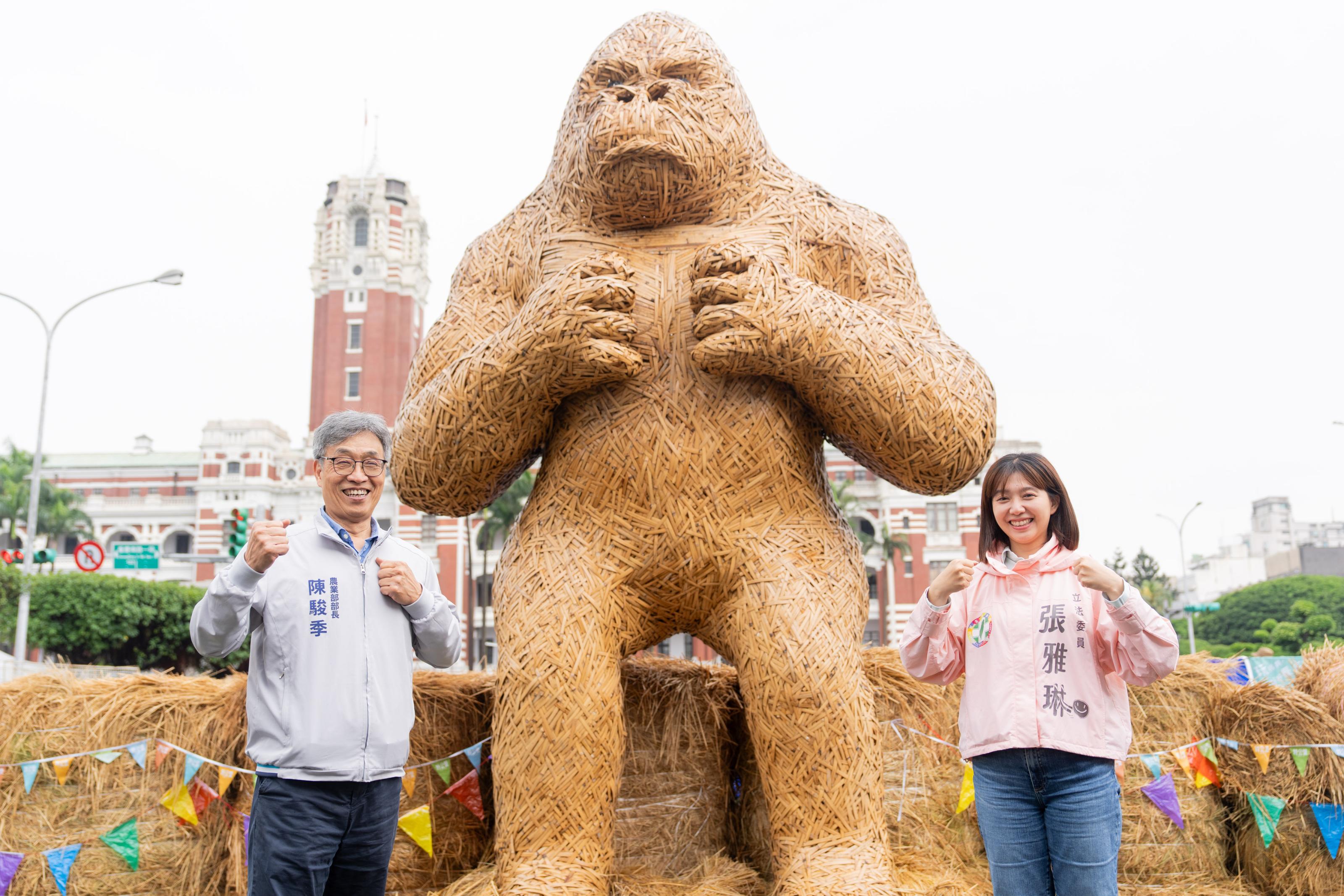 圖7_與裝置藝術合照.