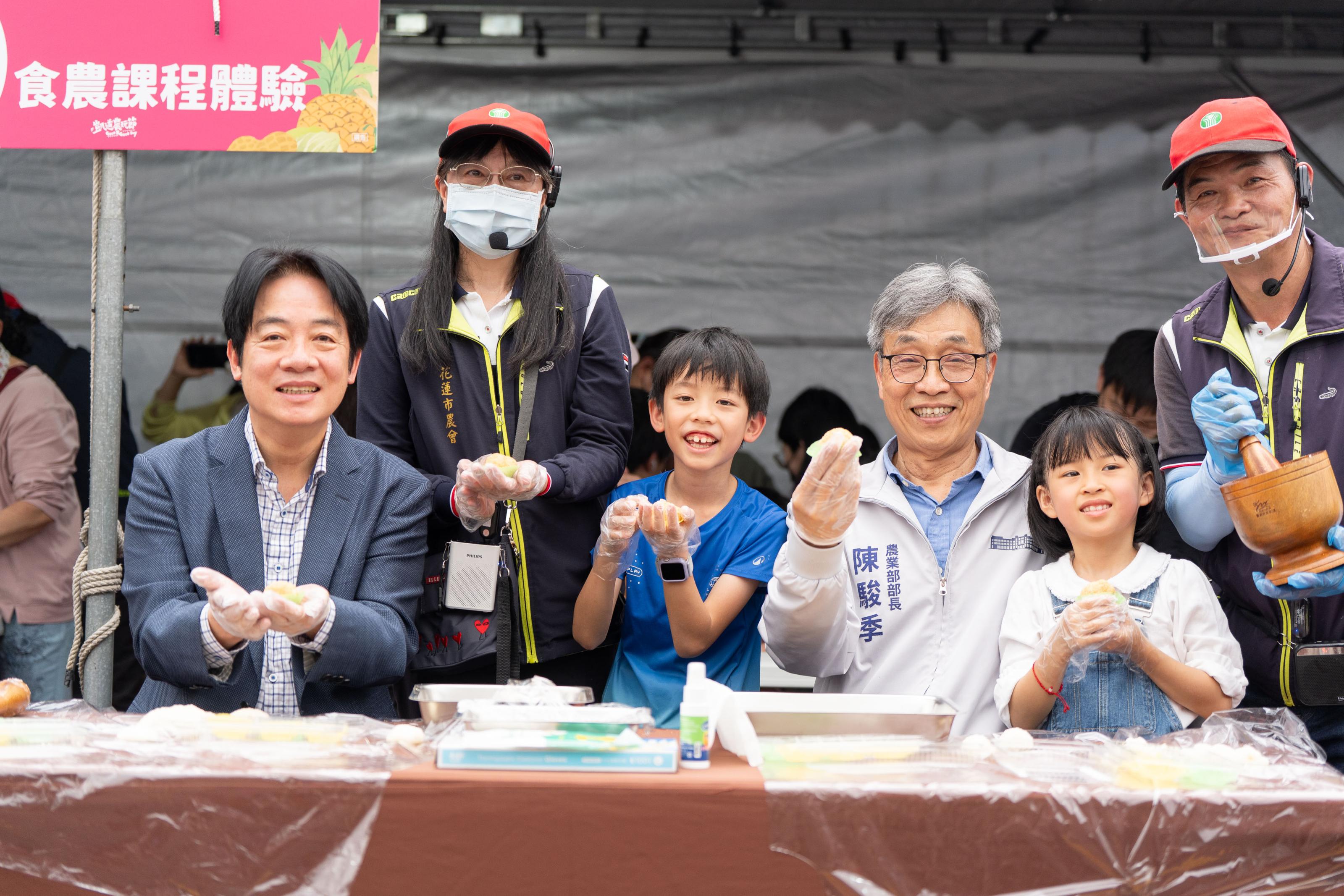 圖1_賴清德總統與陳駿季部長及小朋友體驗食農課程1