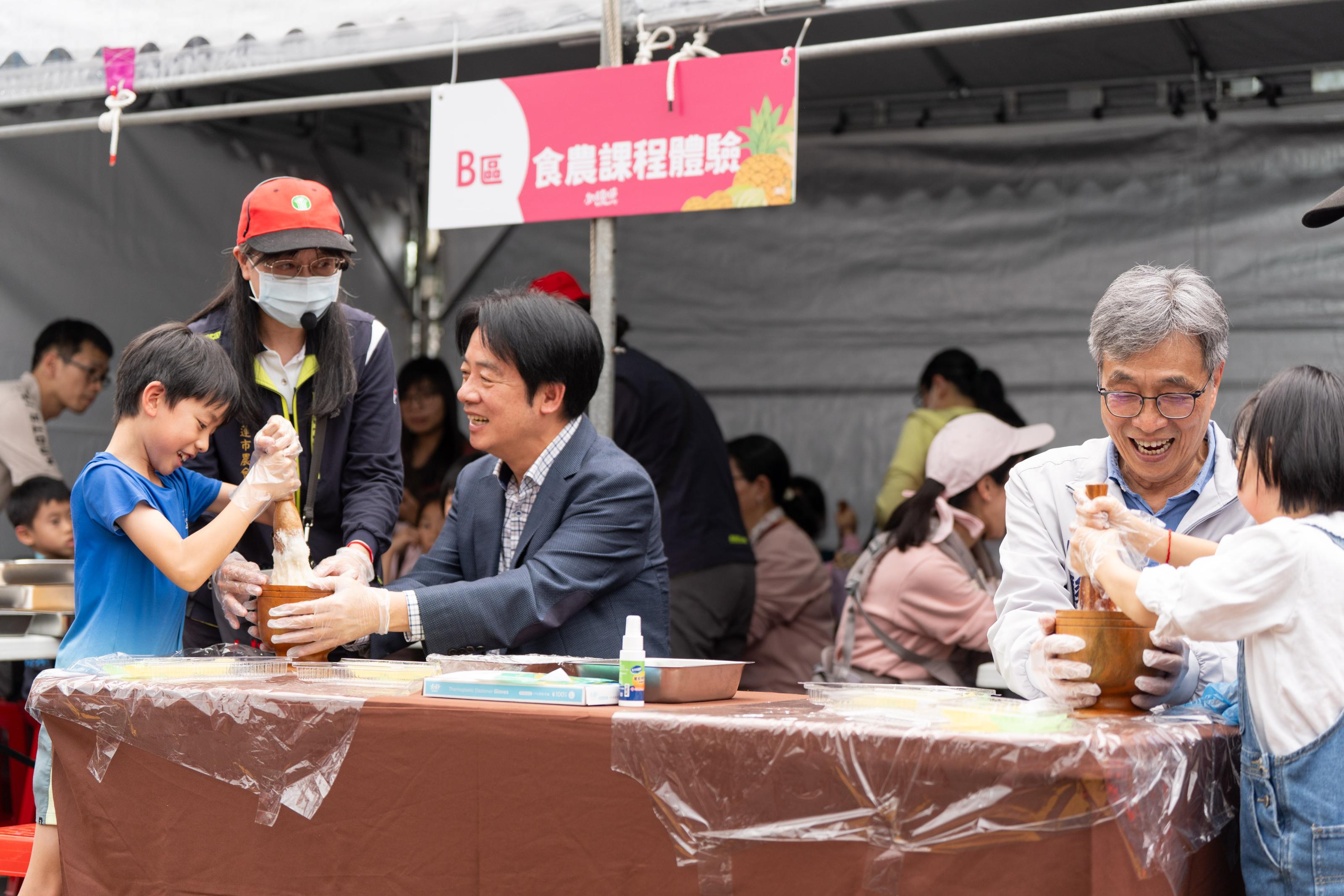 圖2_賴清德總統與陳駿季部長及小朋友體驗食農課程2