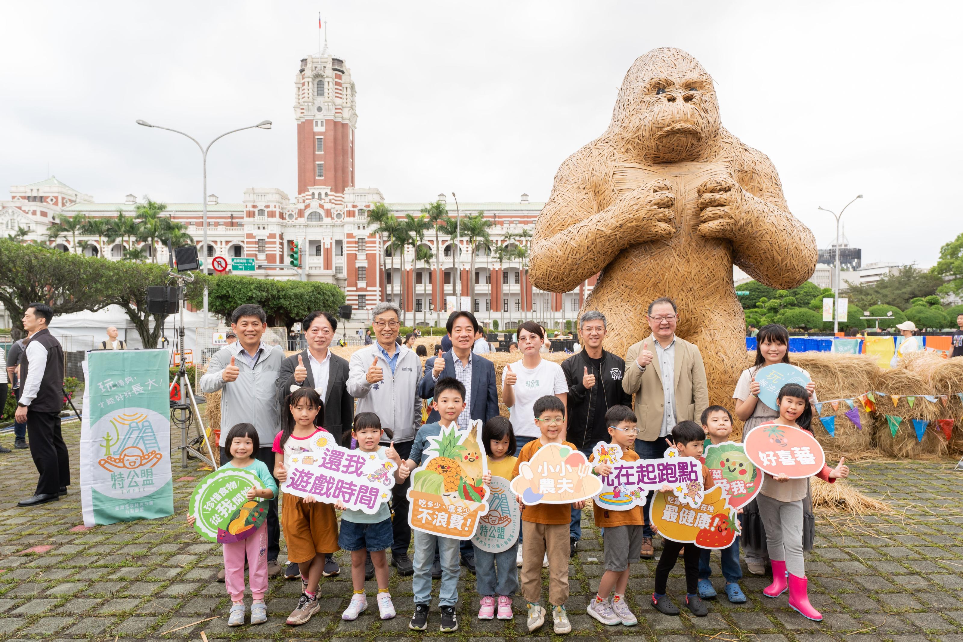 圖3_賴清德總統與陳駿季部長及小朋友與裝置藝術合照