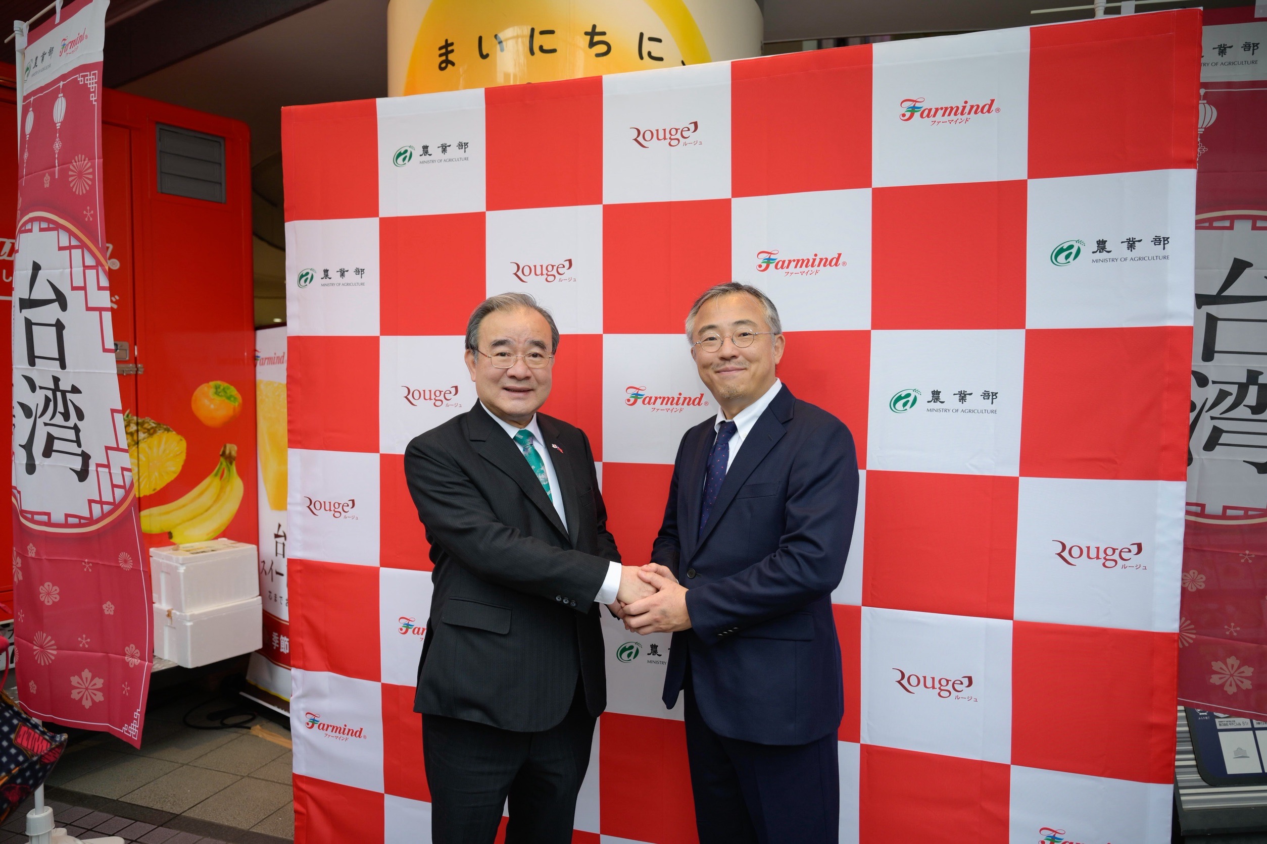 圖3農業部胡忠一政務次長（左一）與Farmind小林格社長（右一）攜手推薦臺灣優質農產品