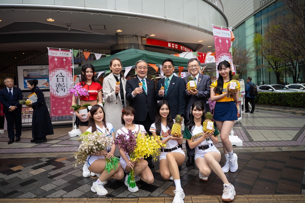 圖4長官貴賓與啦啦隊合影