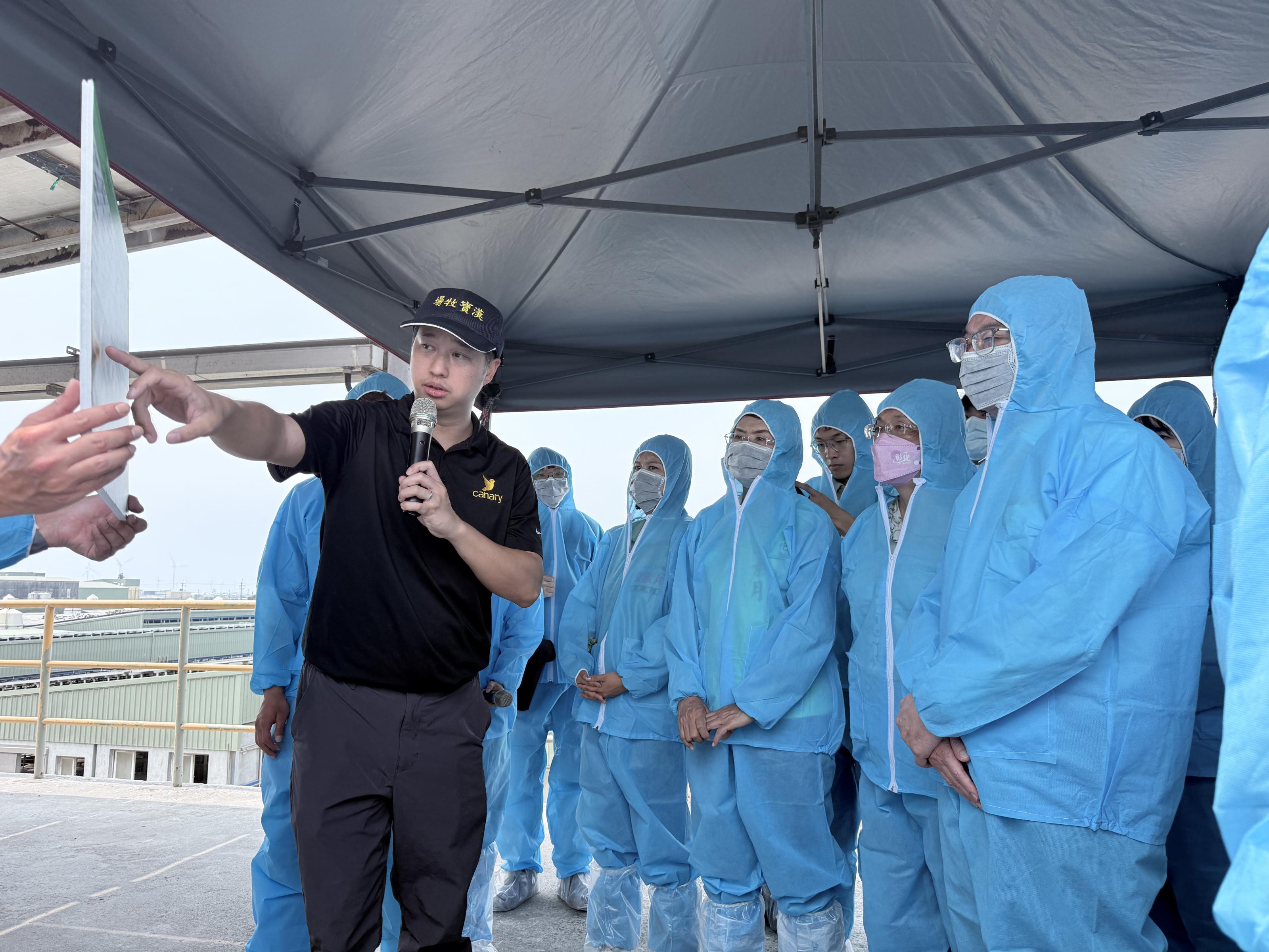 圖3_漢寶牧場陳彥名副總經理解說廢水處理系統1