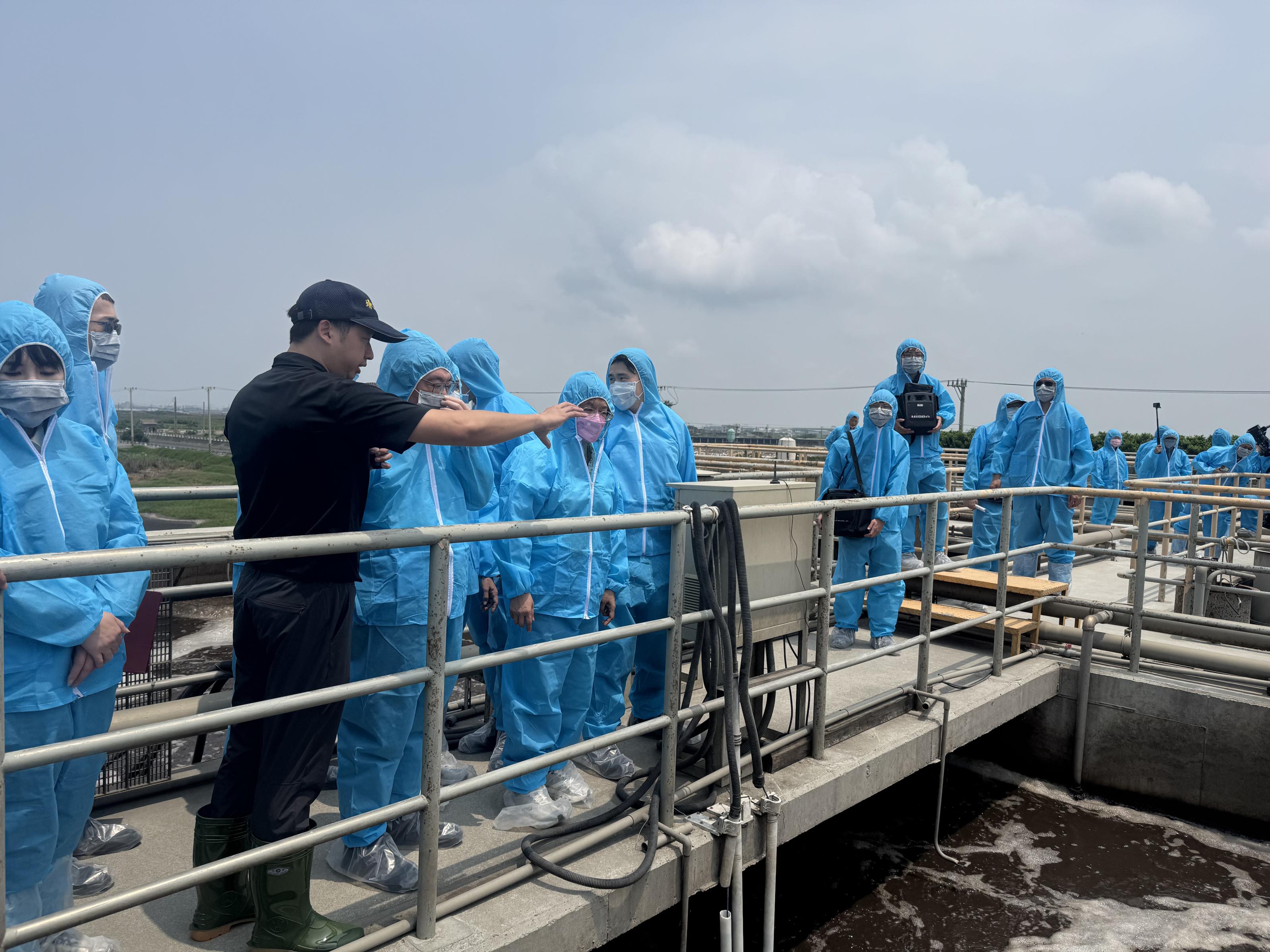 圖4_漢寶牧場陳彥名副總經理解說廢水處理系統2