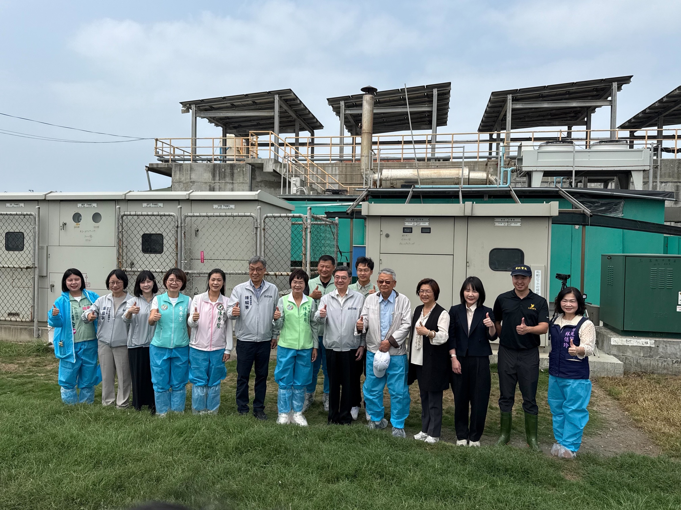 圖5_卓榮泰院長訪視彰化漢寶牧場產業淨零轉型與智慧化升級示範場域與漢寶牧場負責人合影