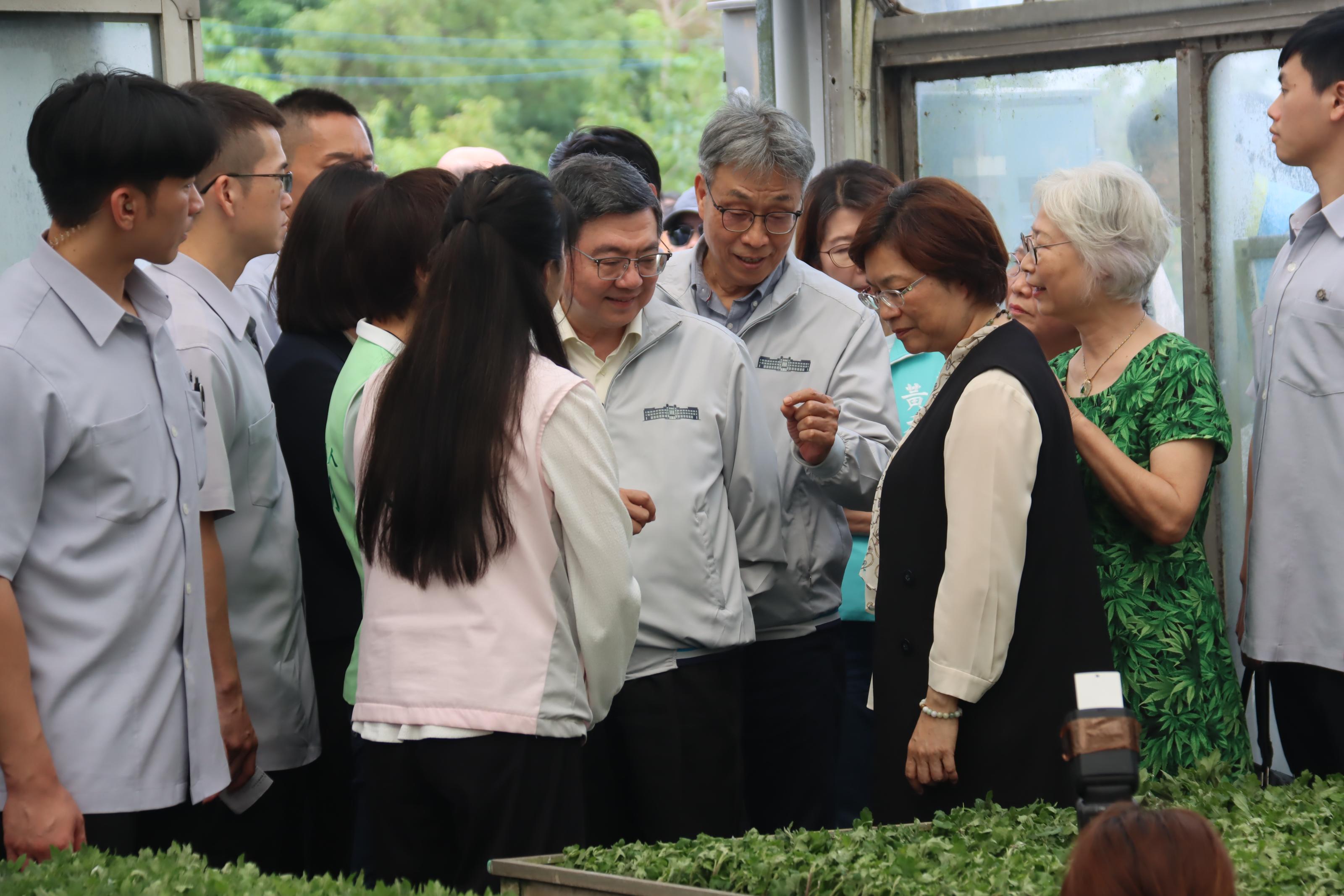 圖4_陳駿季部長陪同卓院長視察彰化縣田尾鄉花卉產區