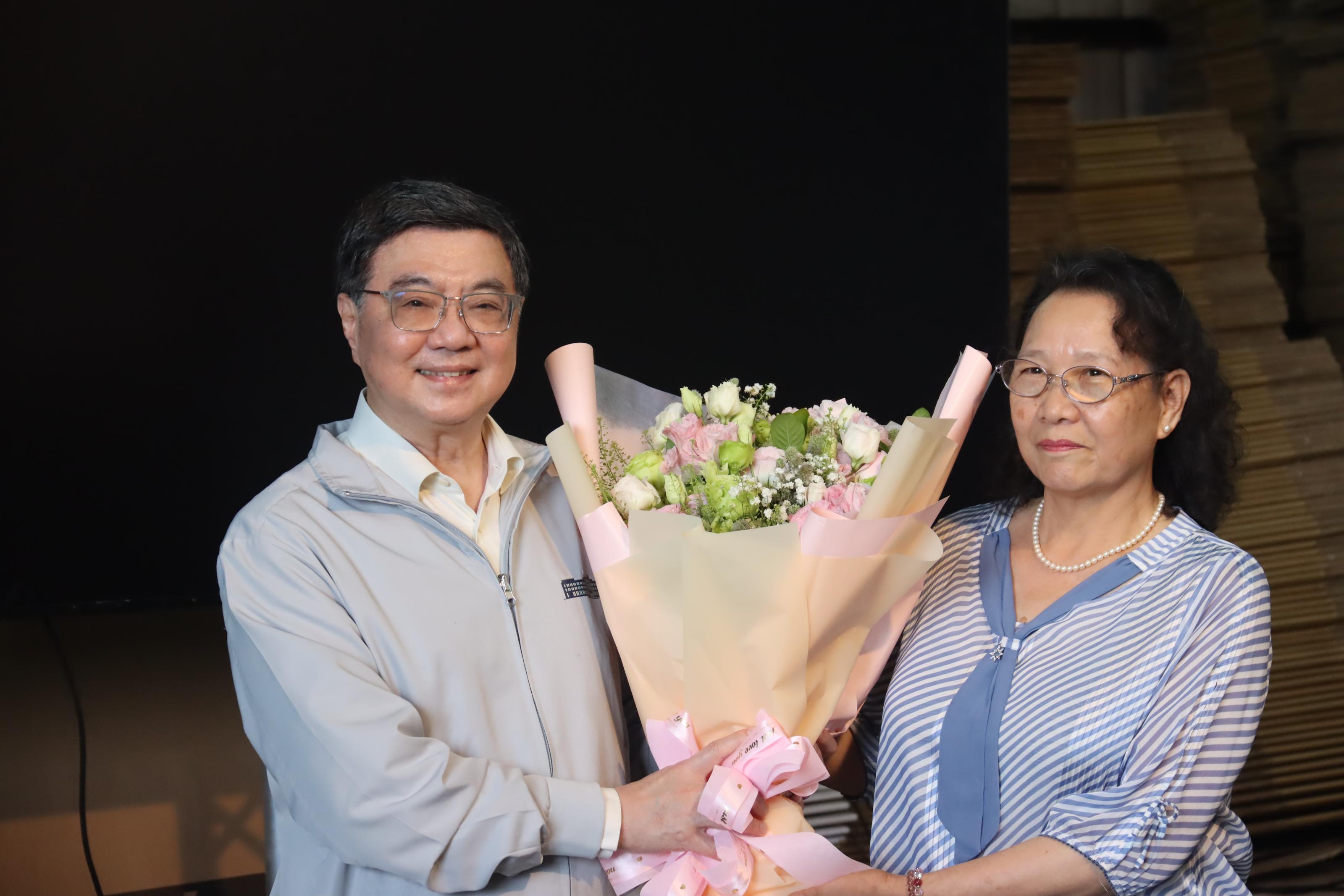 圖5_花農以國產花卉致贈行政院卓榮泰院長